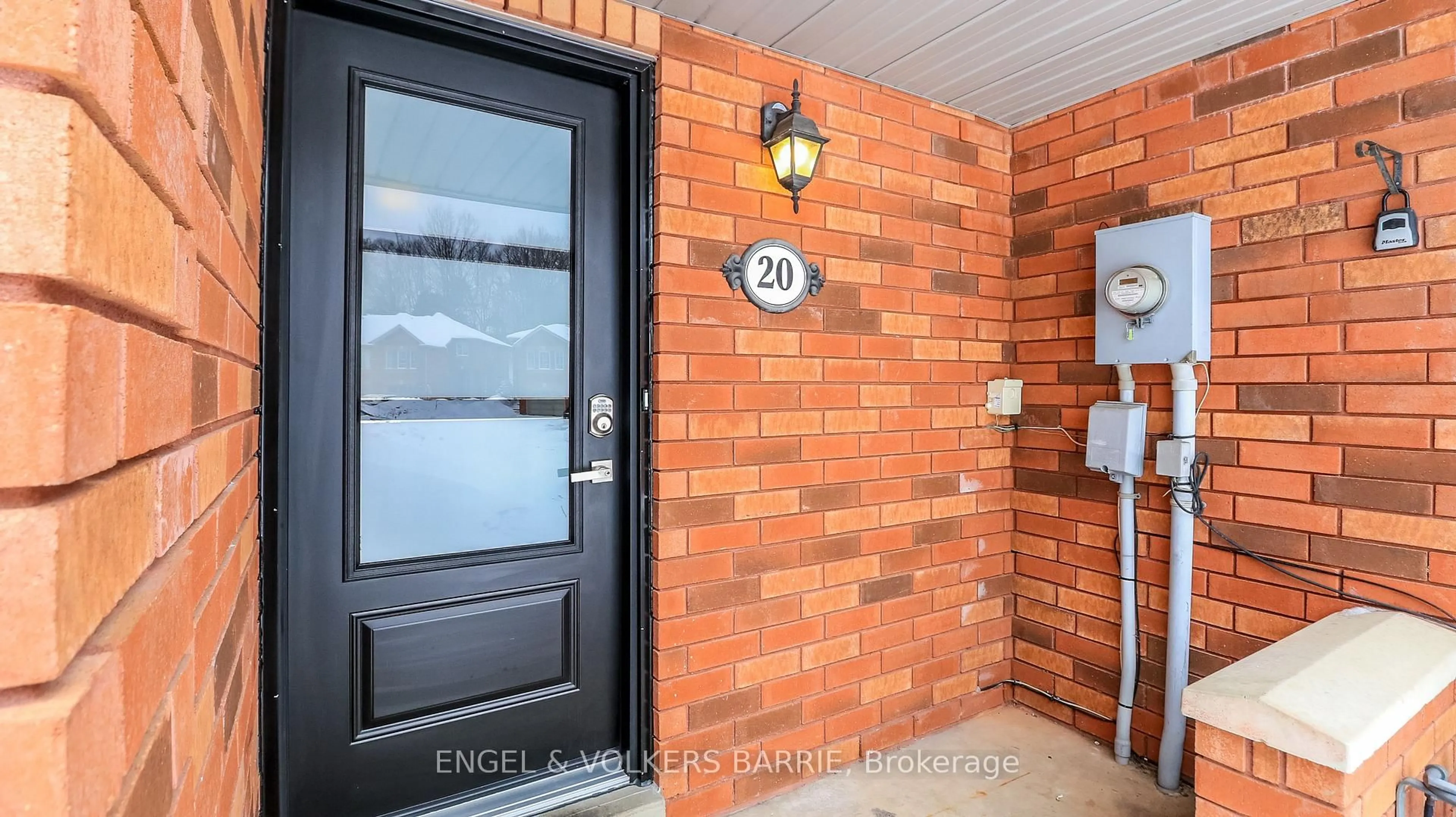 Indoor entryway for 20 Kelly Pl, Barrie Ontario L4N 8N2