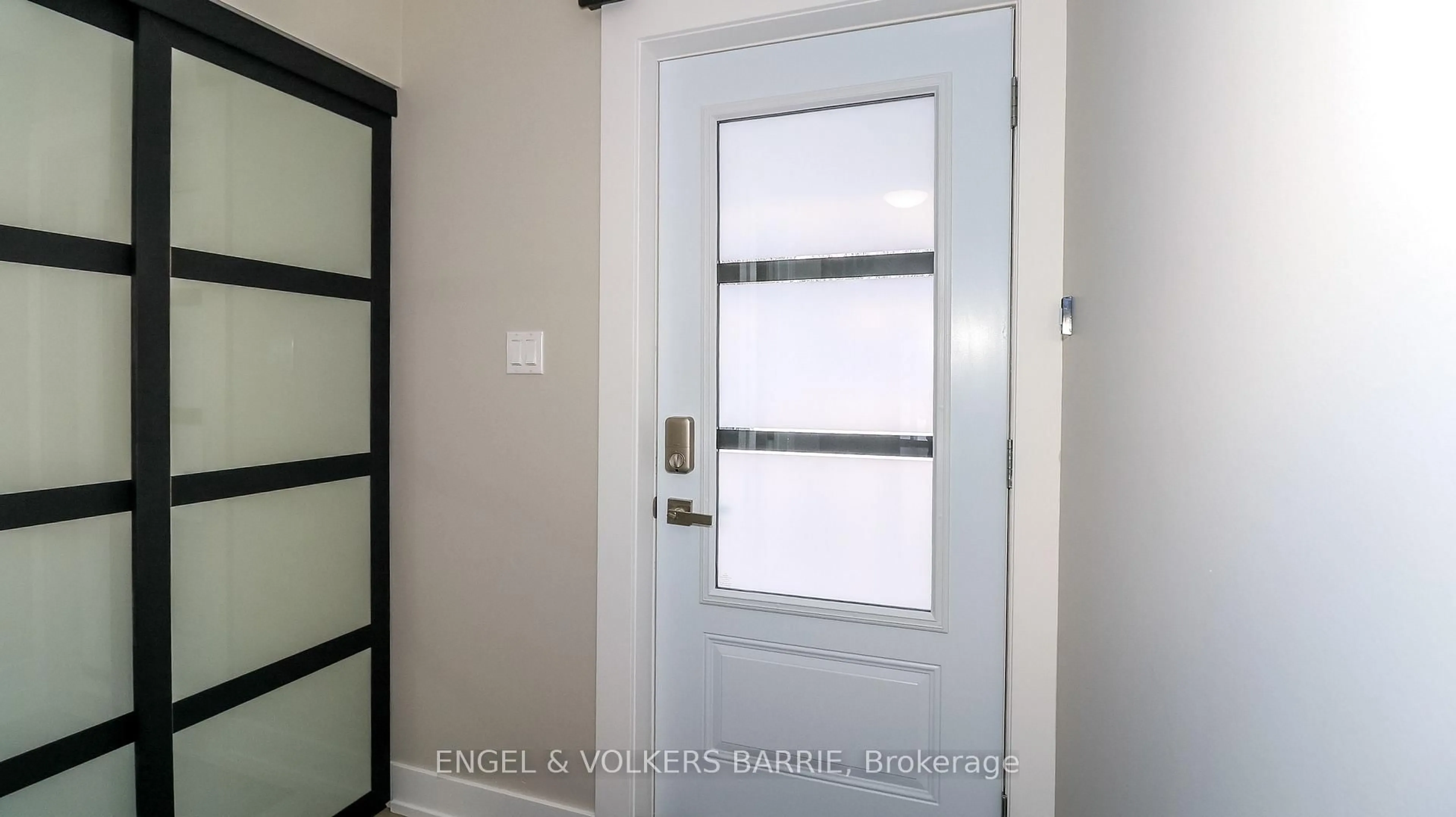 Indoor entryway for 20 Kelly Pl, Barrie Ontario L4N 8N2