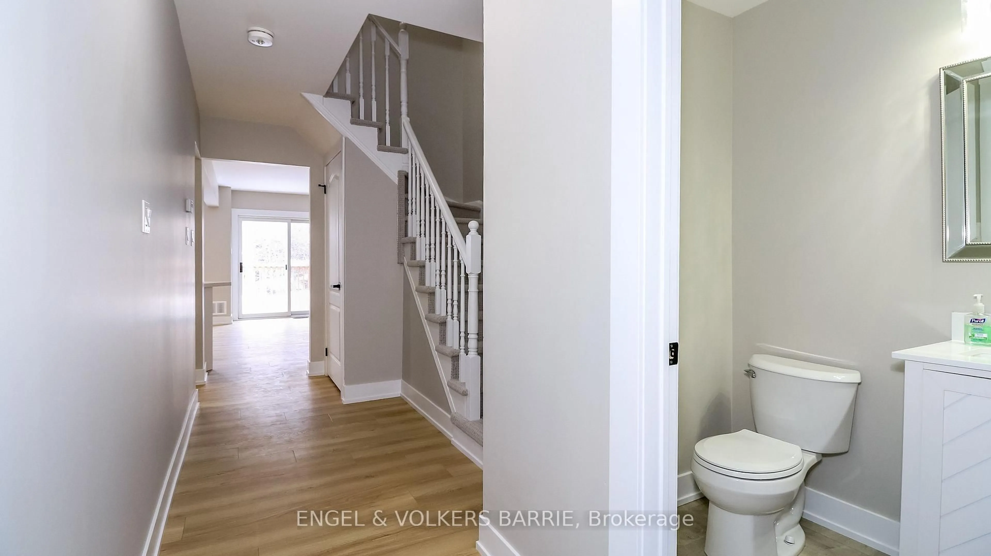 Indoor entryway for 20 Kelly Pl, Barrie Ontario L4N 8N2