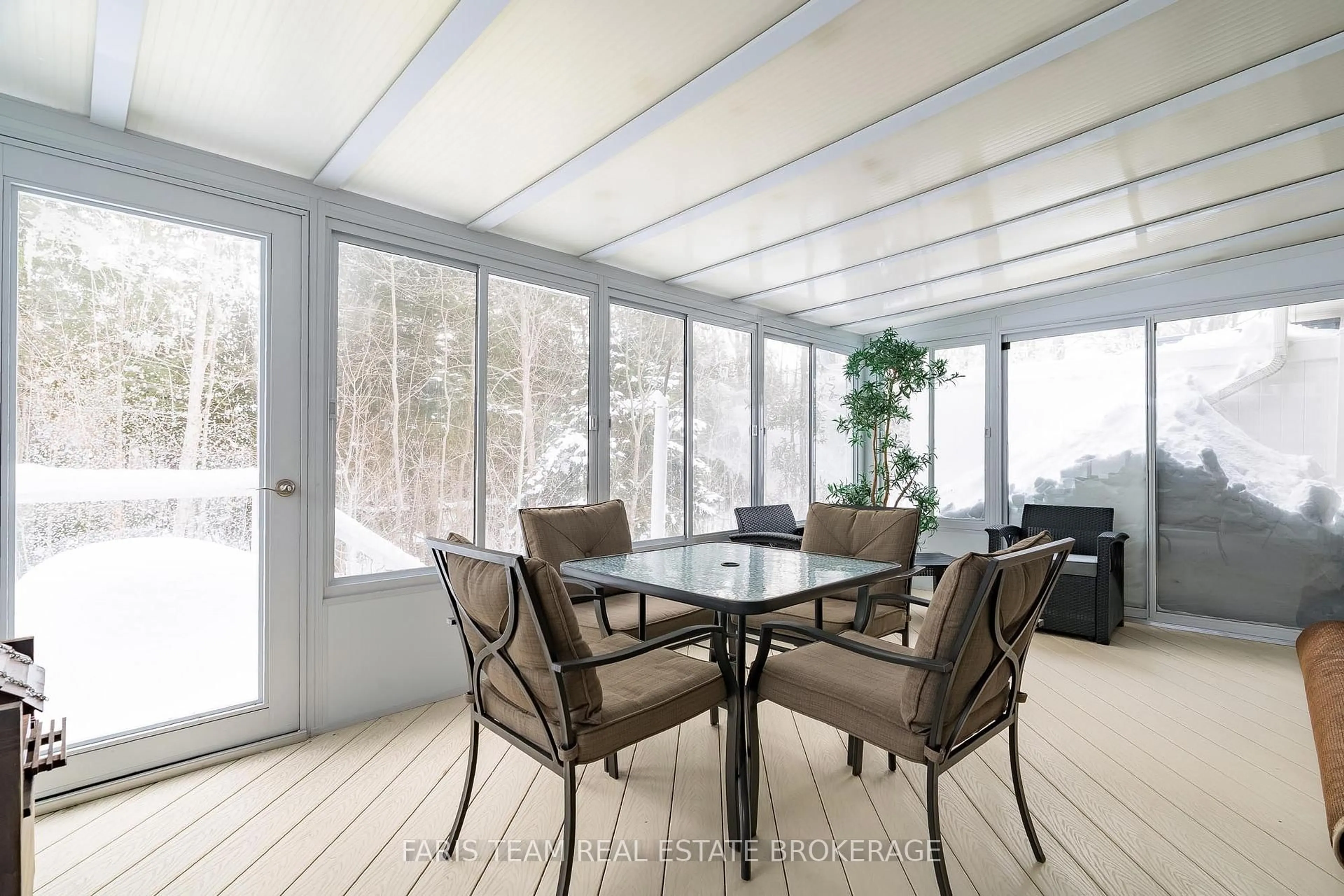 Dining room, wood/laminate floor for 189 Greenway Dr, Wasaga Beach Ontario L9Z 0E6