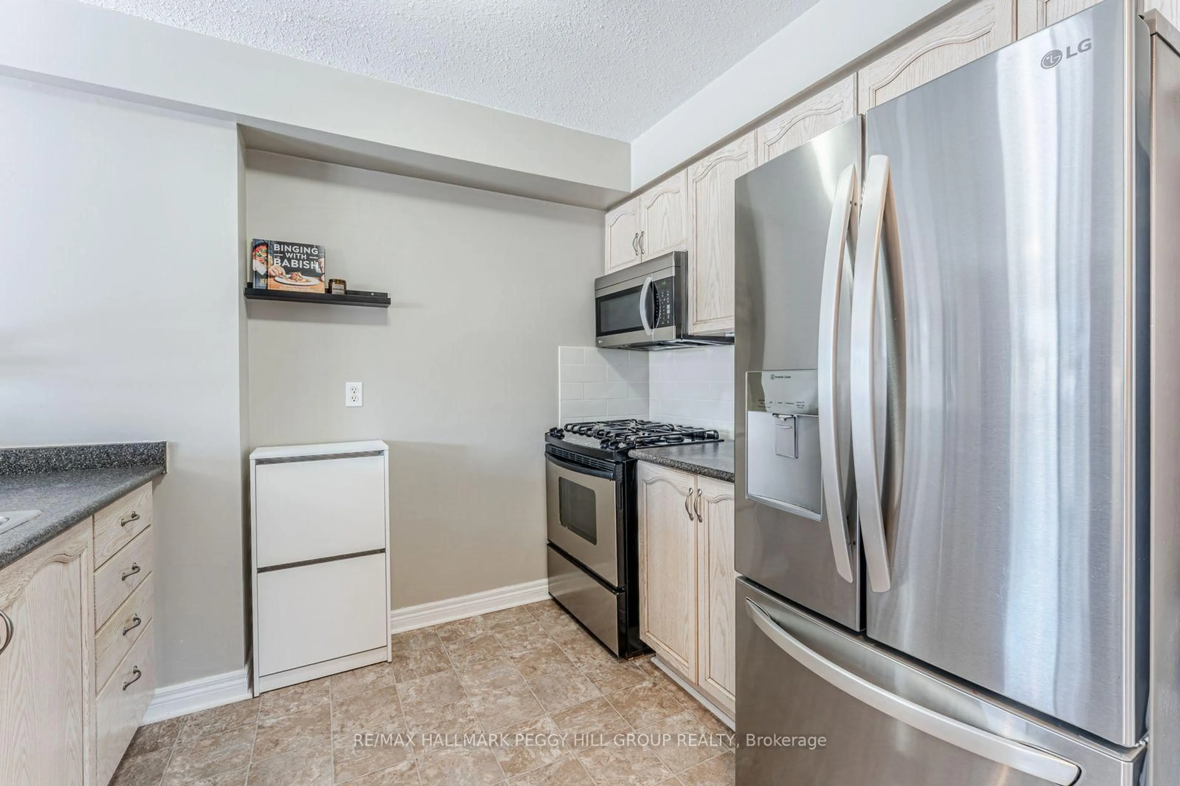 Standard kitchen, unknown for 22 Michael Cres, Barrie Ontario L4M 6Y9