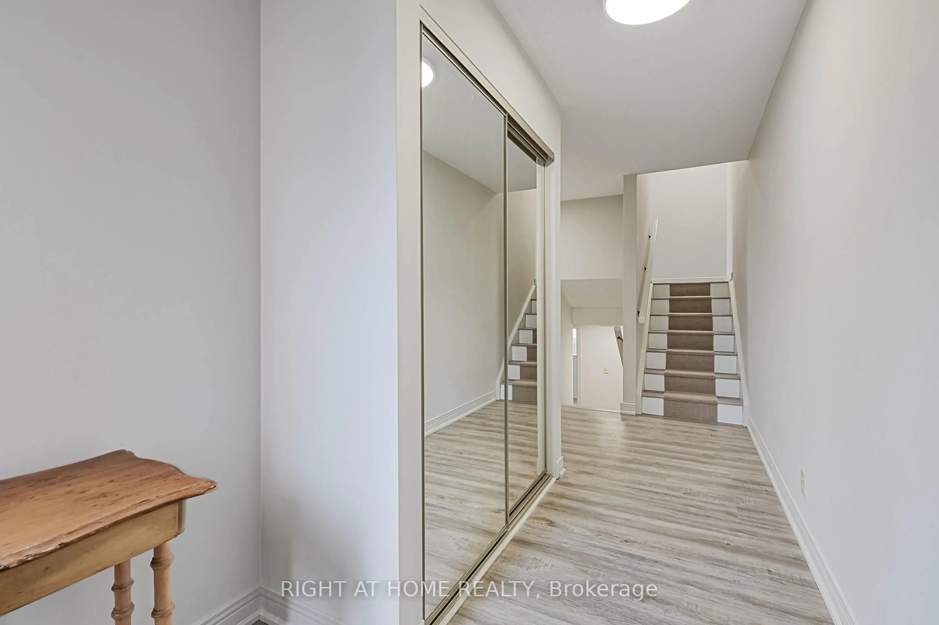 Indoor entryway for 215 Pine St #4, Collingwood Ontario L9Y 2P3