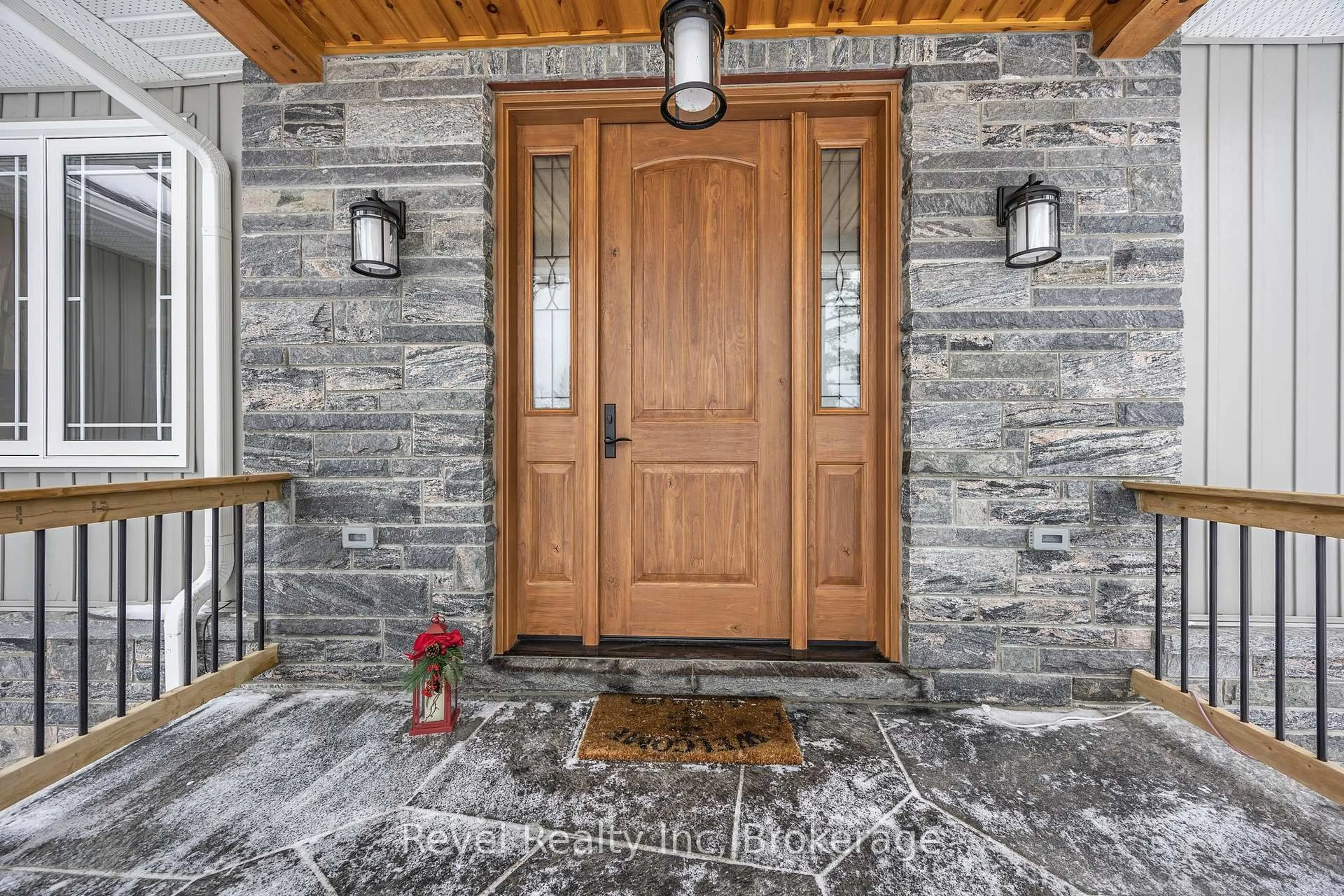 Indoor entryway for 15 Stoney Rd, Tiny Ontario L9M 0H2