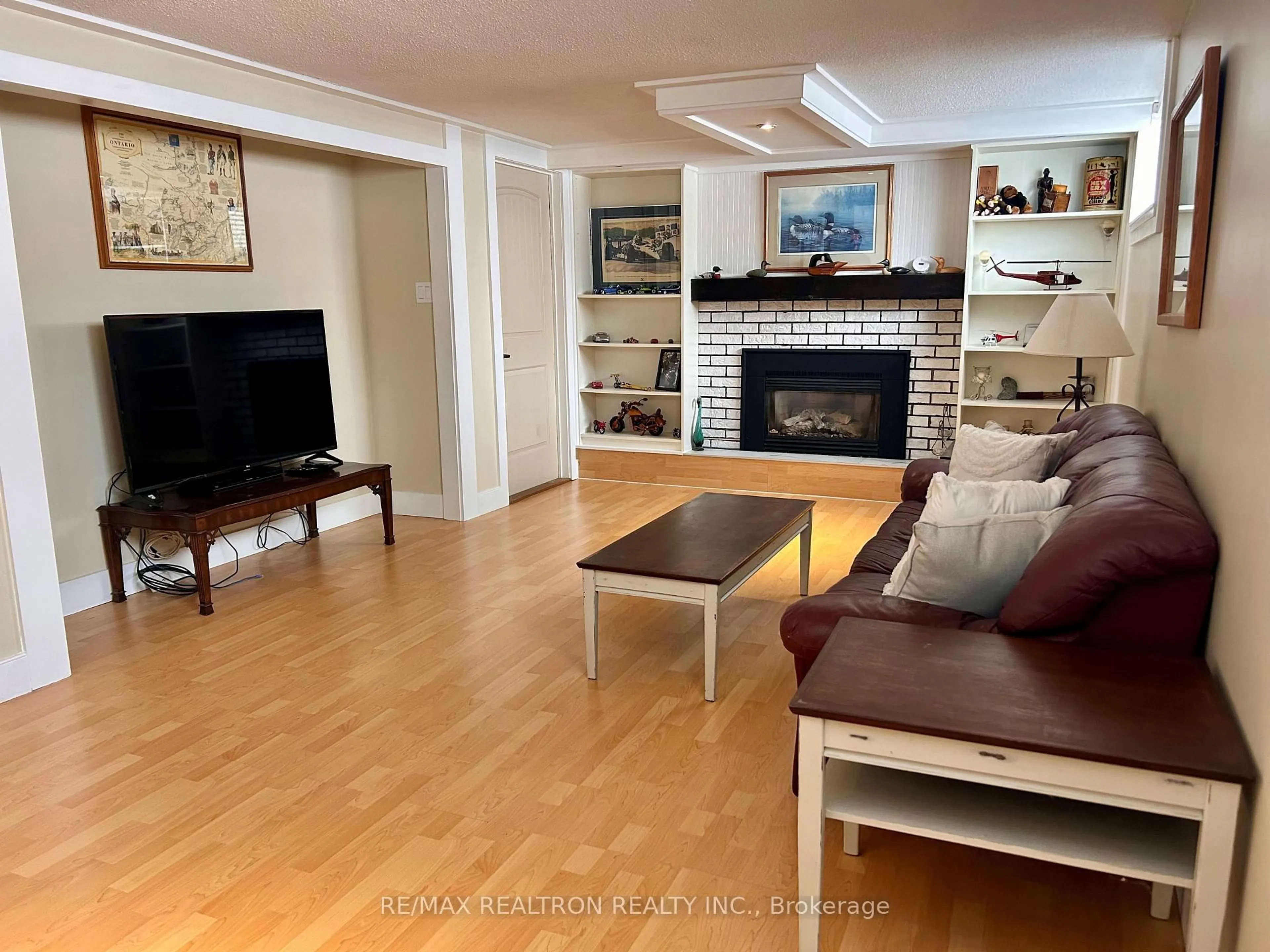 Living room with furniture, wood/laminate floor for 1203 St Vincent St, Springwater Ontario L9X 0R2