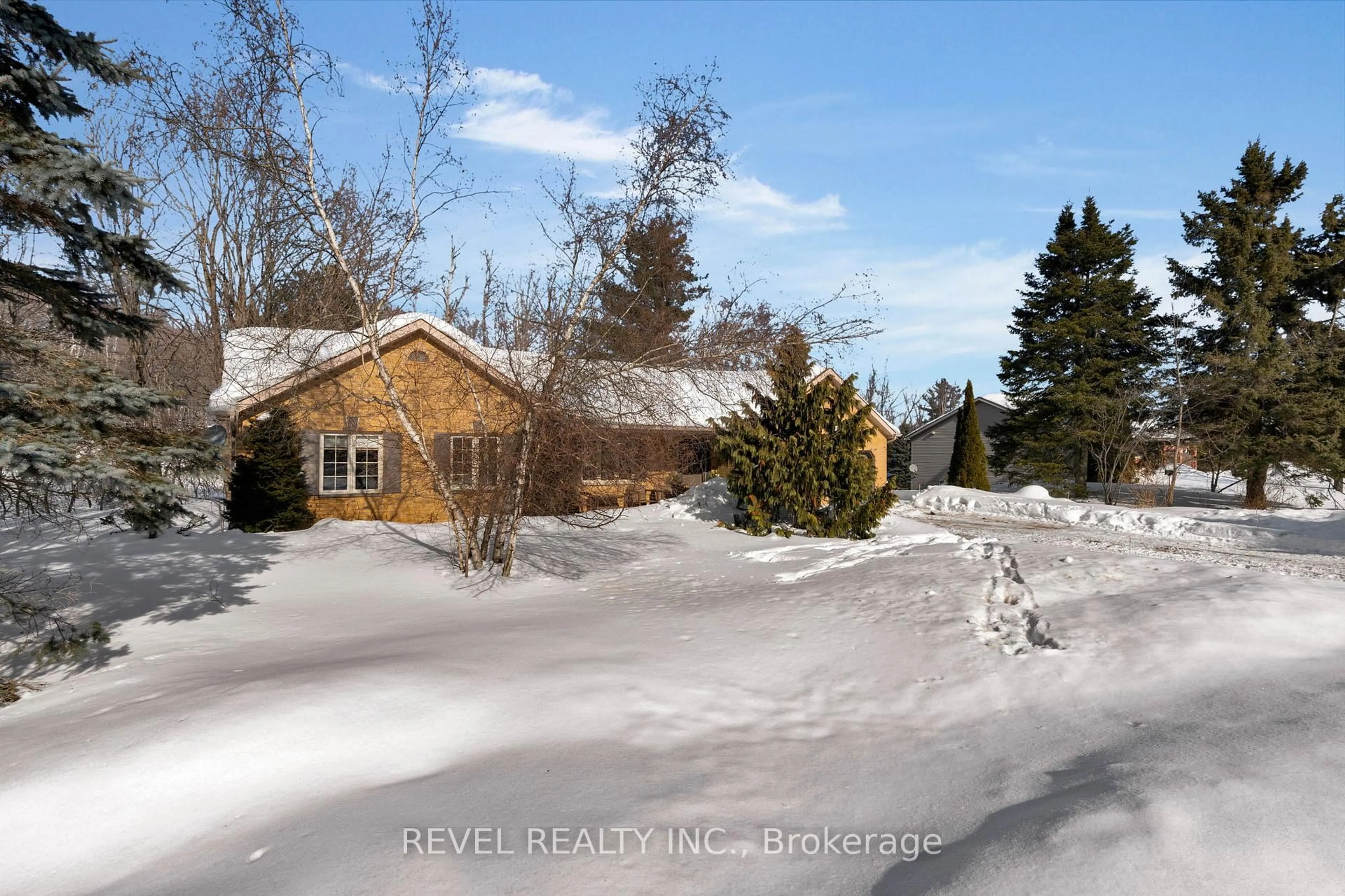 A pic from outside/outdoor area/front of a property/back of a property/a pic from drone, water/lake/river/ocean view for 32 Hickory Lane, Oro-Medonte Ontario L0K 1E0