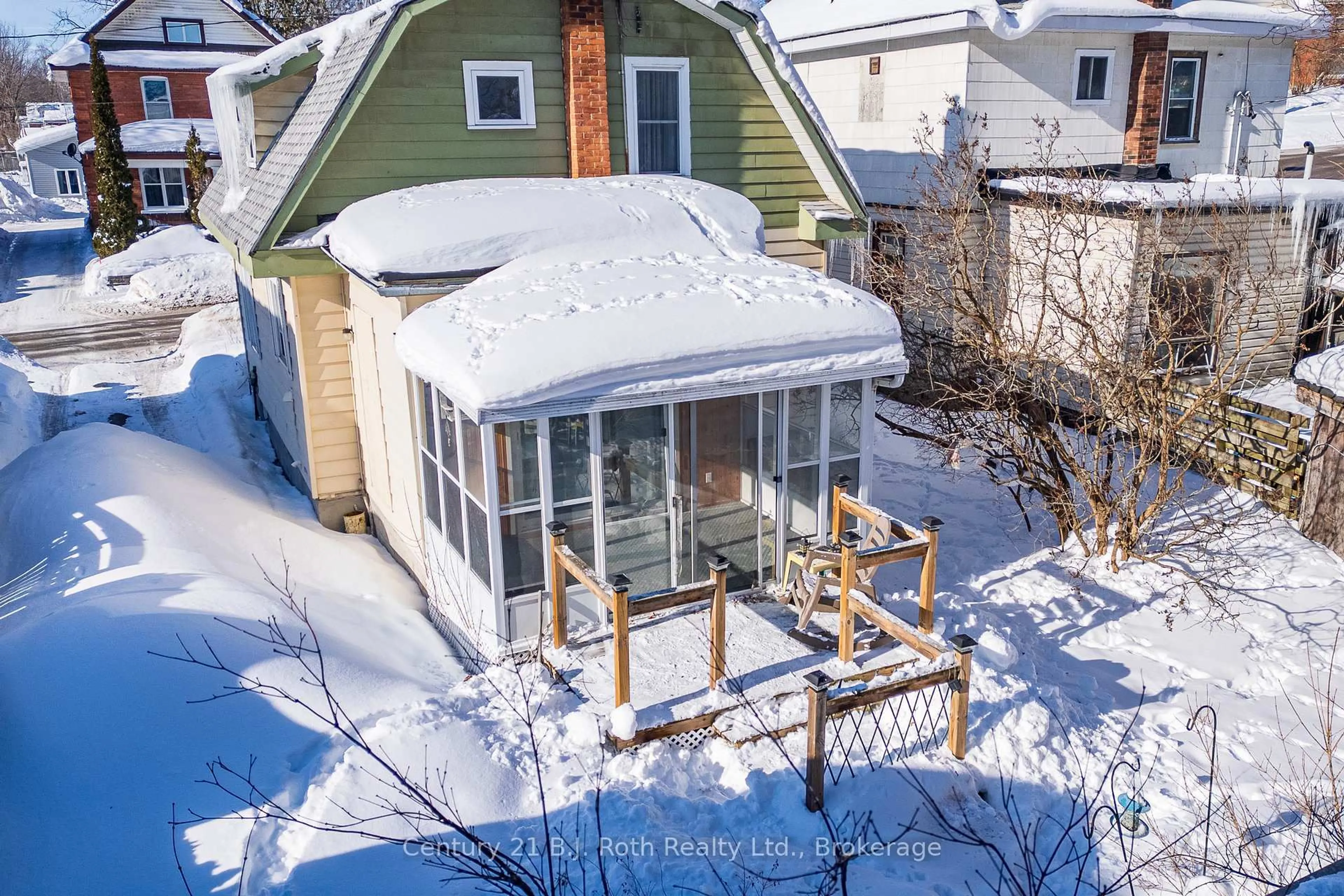 A pic from outside/outdoor area/front of a property/back of a property/a pic from drone, street for 44 William St, Orillia Ontario L3V 5N5