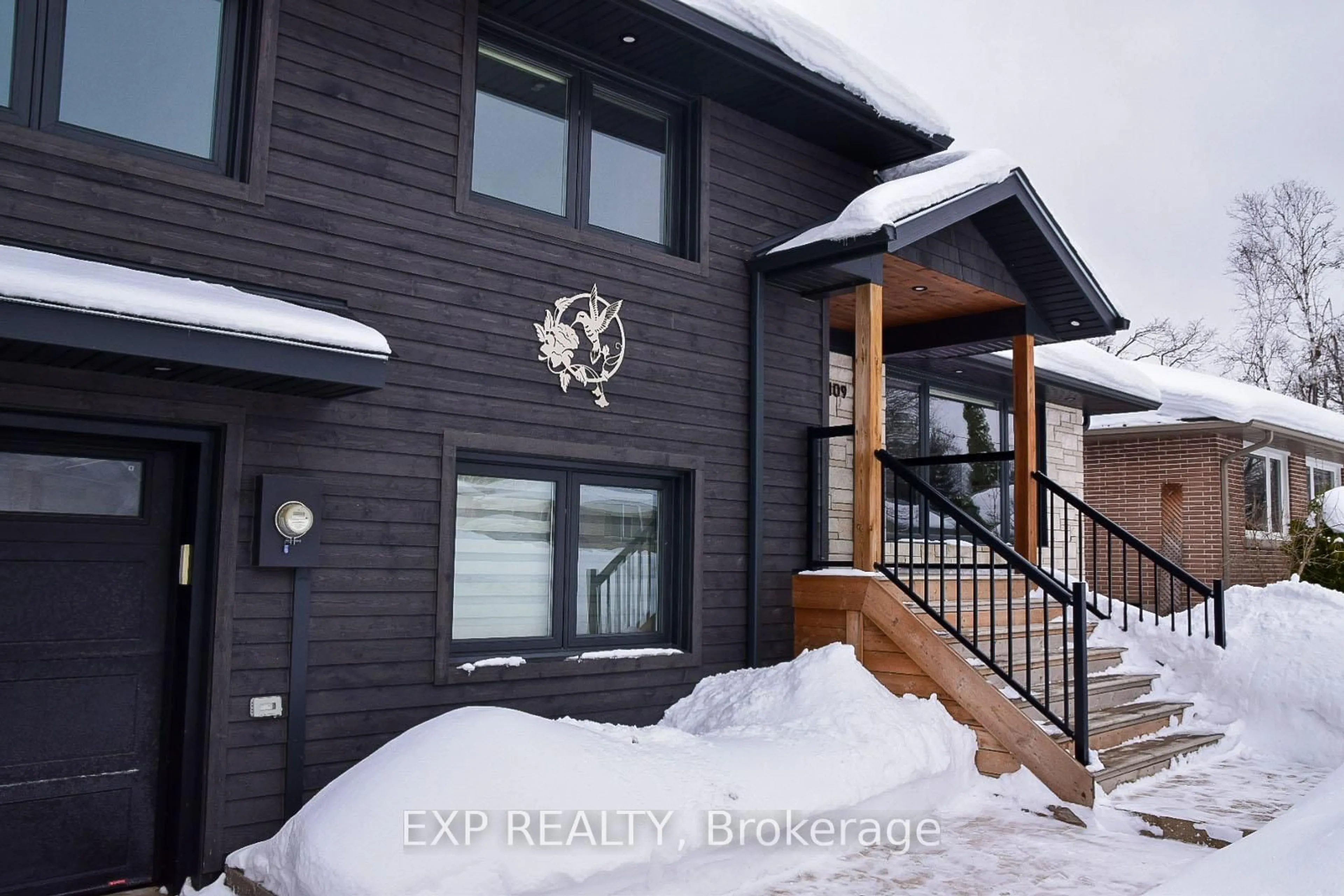 Indoor entryway for 109 Strabane Ave, Barrie Ontario L4M 2A3