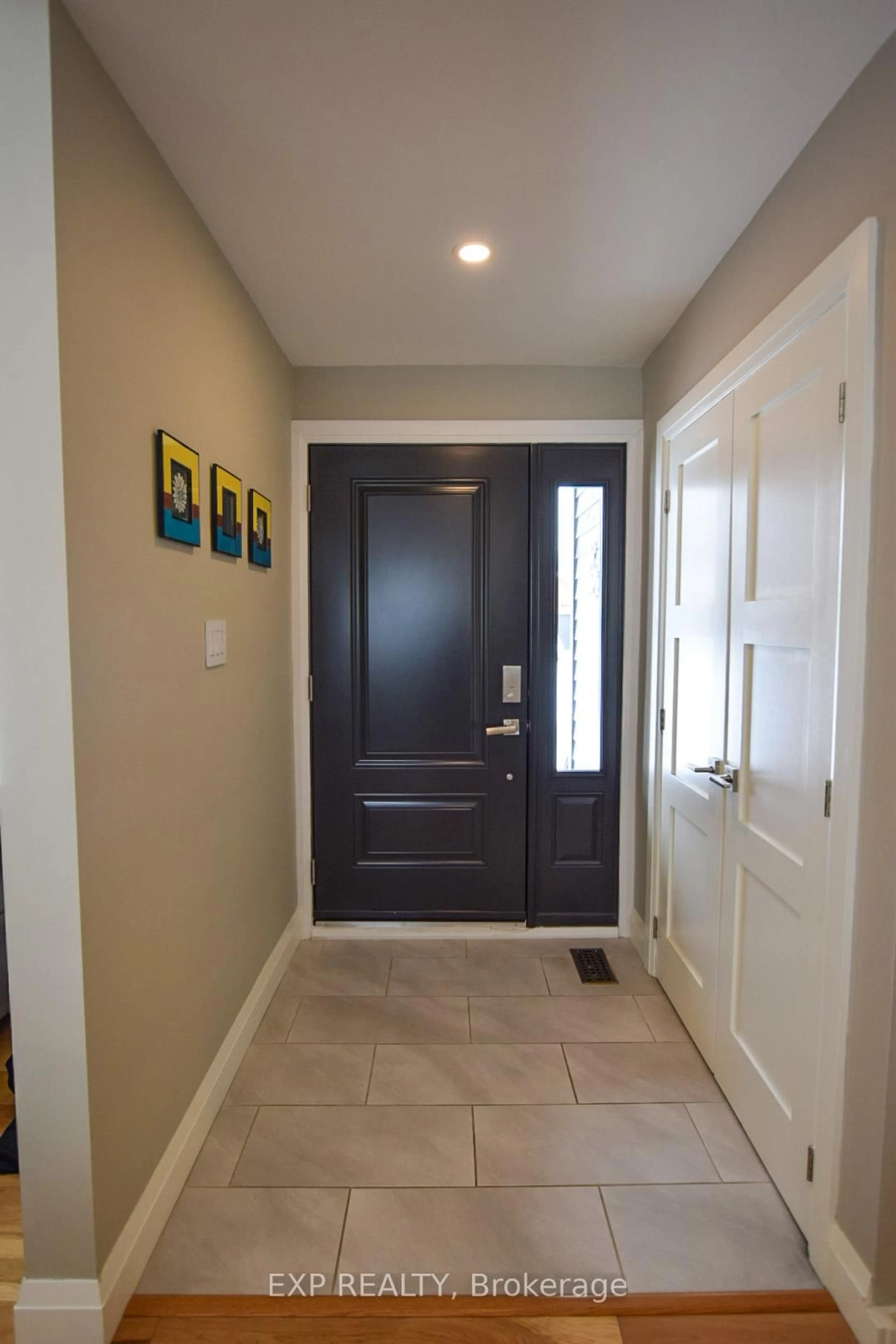 Indoor entryway for 109 Strabane Ave, Barrie Ontario L4M 2A3