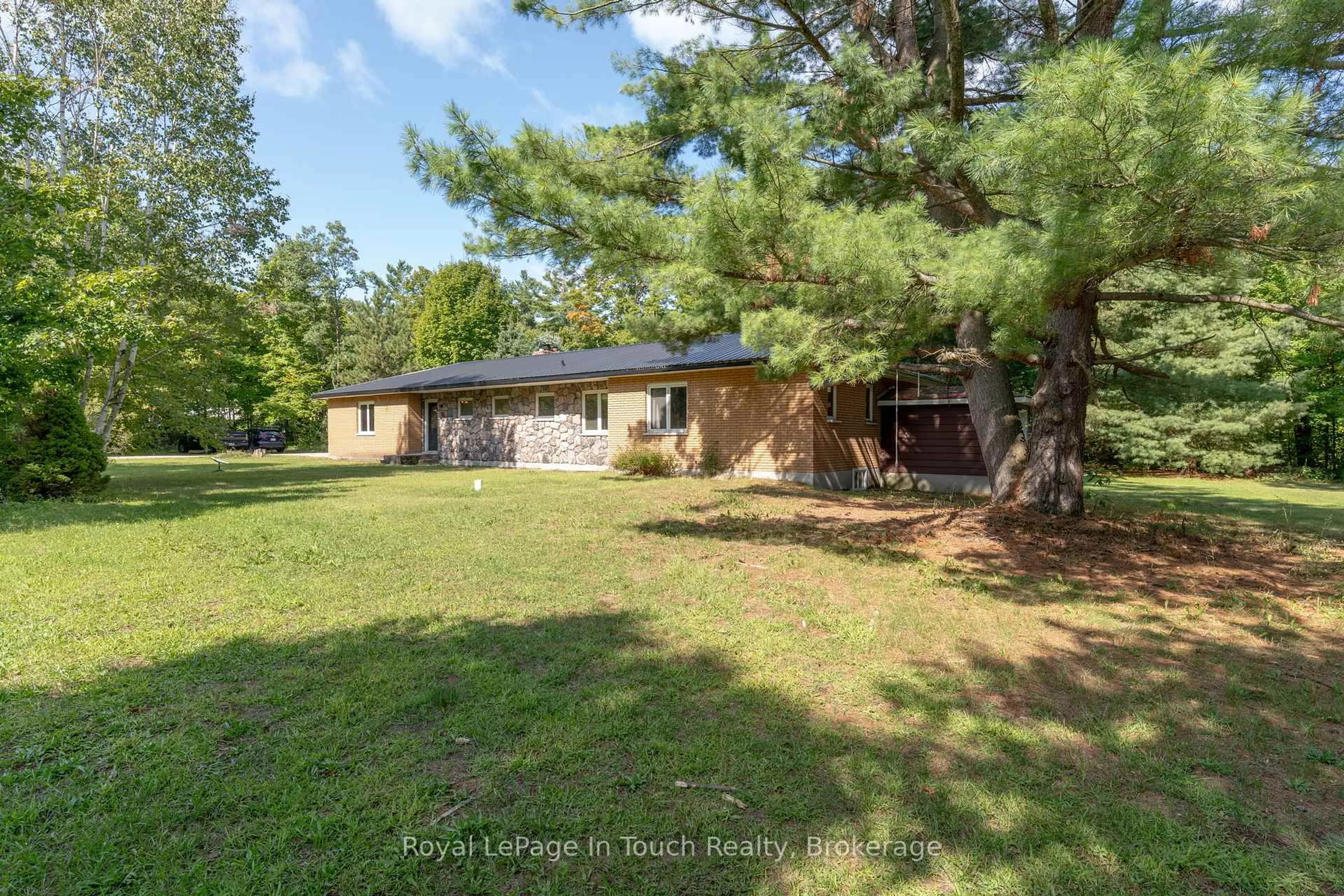 A pic from outside/outdoor area/front of a property/back of a property/a pic from drone, unknown for 440 Concession Rd 16 Concession, Tiny Ontario L9M 0P1