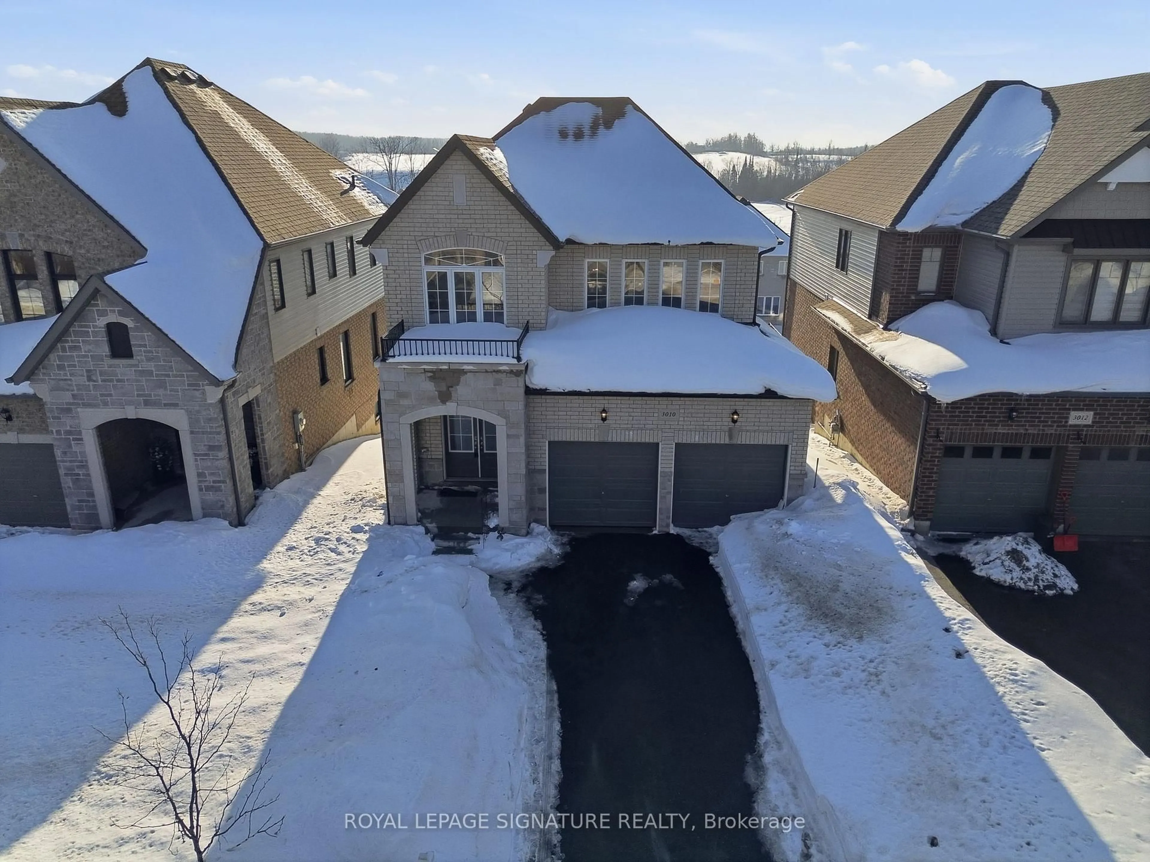 A pic from outside/outdoor area/front of a property/back of a property/a pic from drone, street for 3010 Sierra Dr, Orillia Ontario L3V 8M7