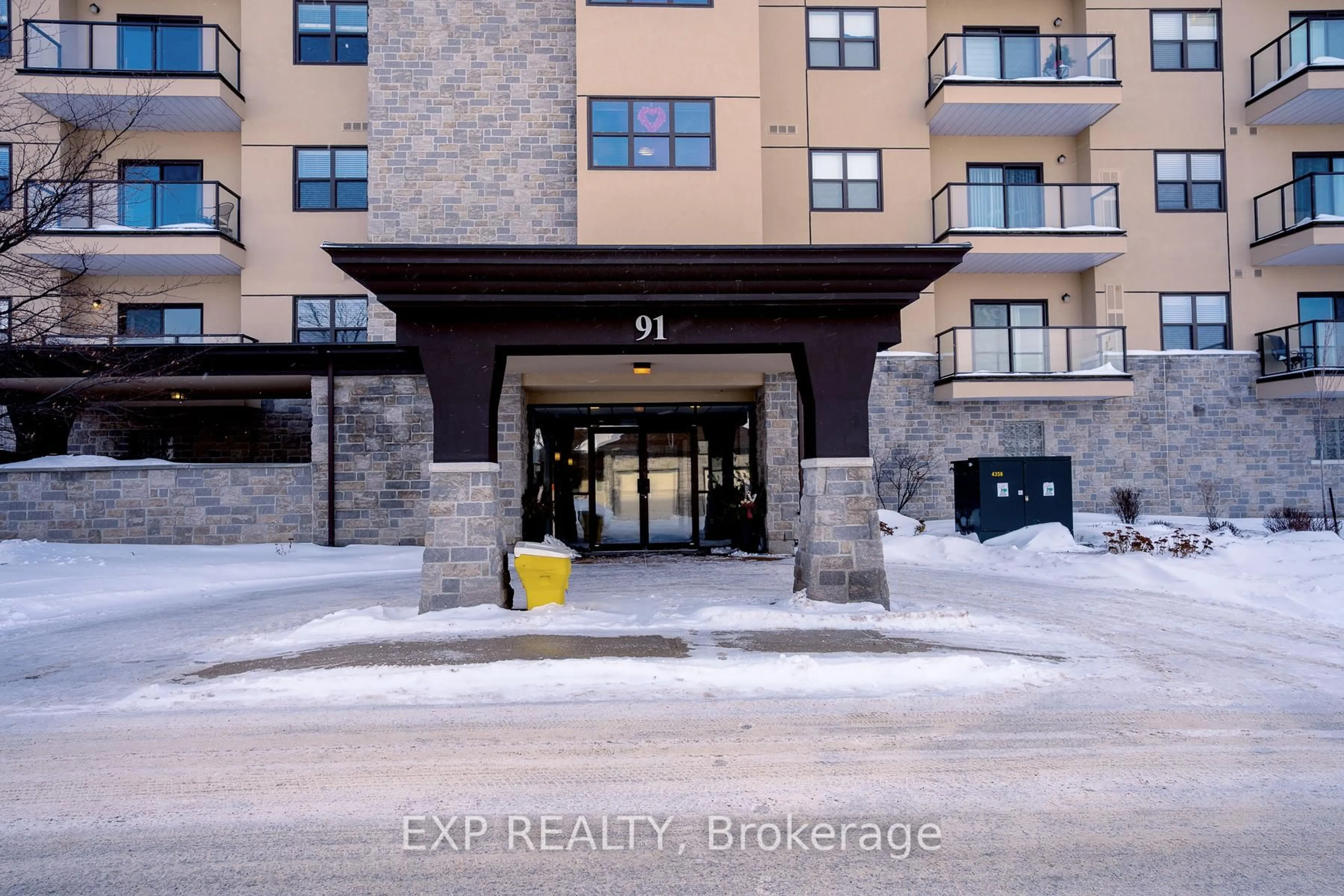 Indoor entryway for 91 Raglan St #304, Collingwood Ontario L9Y 0B2