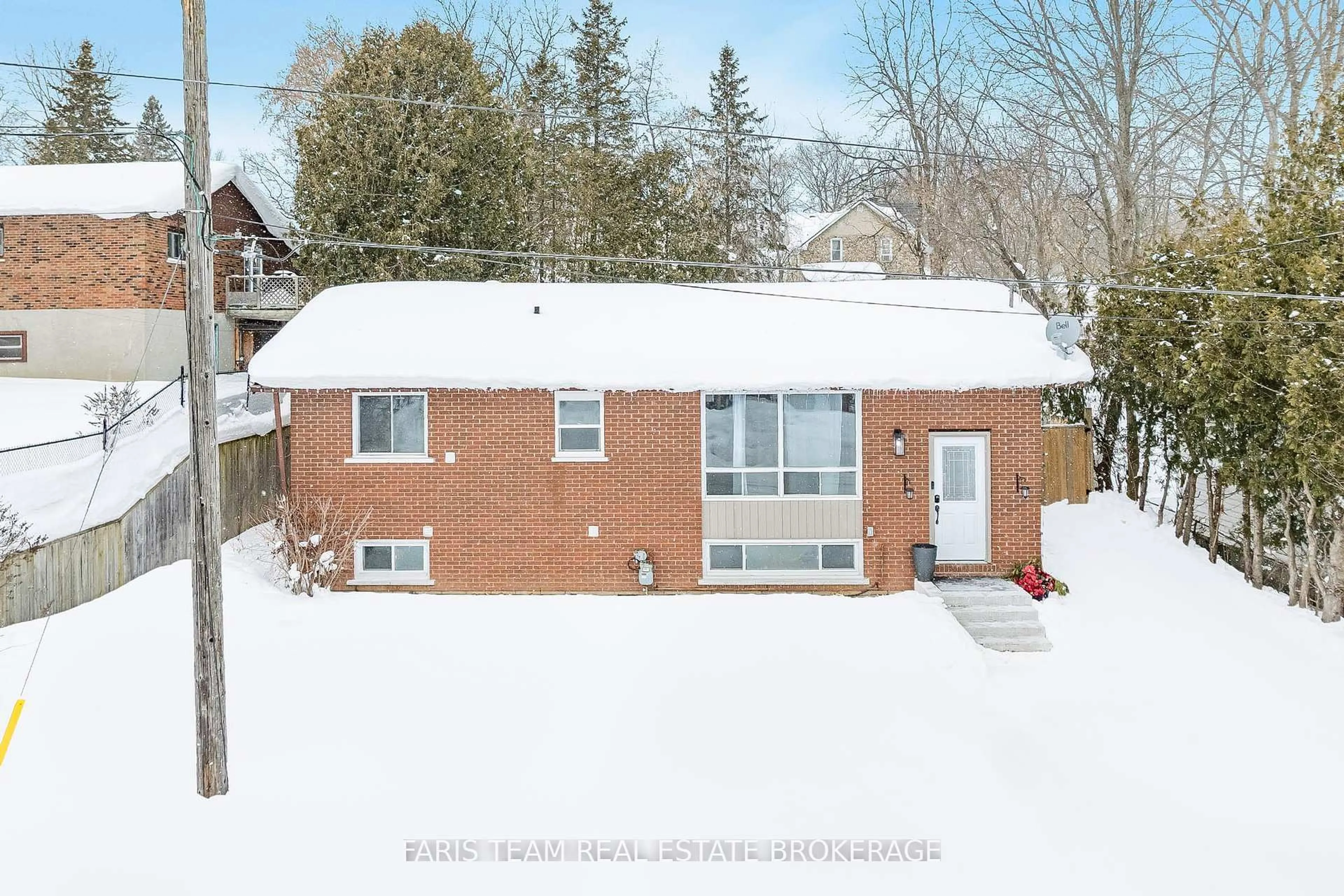 A pic from outside/outdoor area/front of a property/back of a property/a pic from drone, street for 510 Mary St, Tay Ontario L0K 1R0