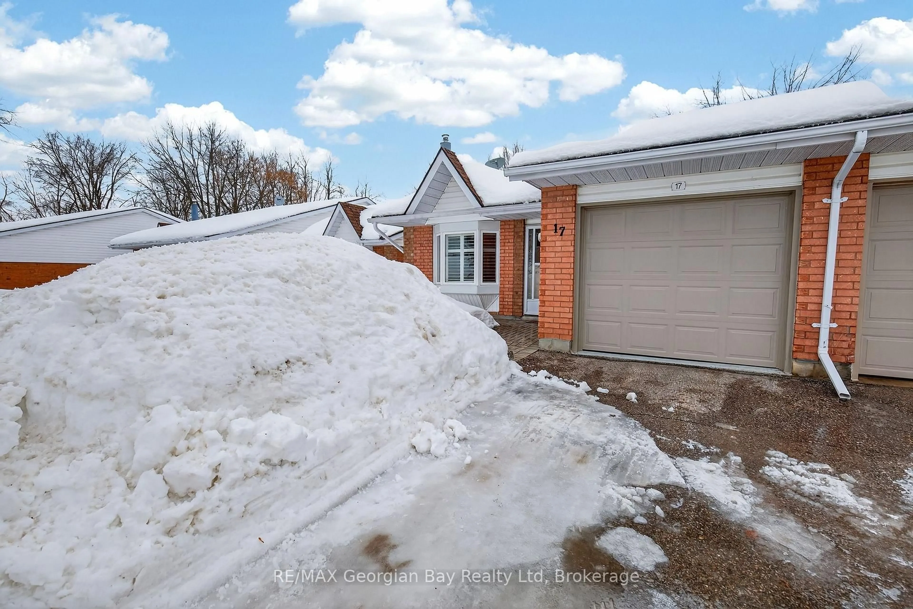 A pic from outside/outdoor area/front of a property/back of a property/a pic from drone, street for 696 King St #17, Midland Ontario L4R 5B5