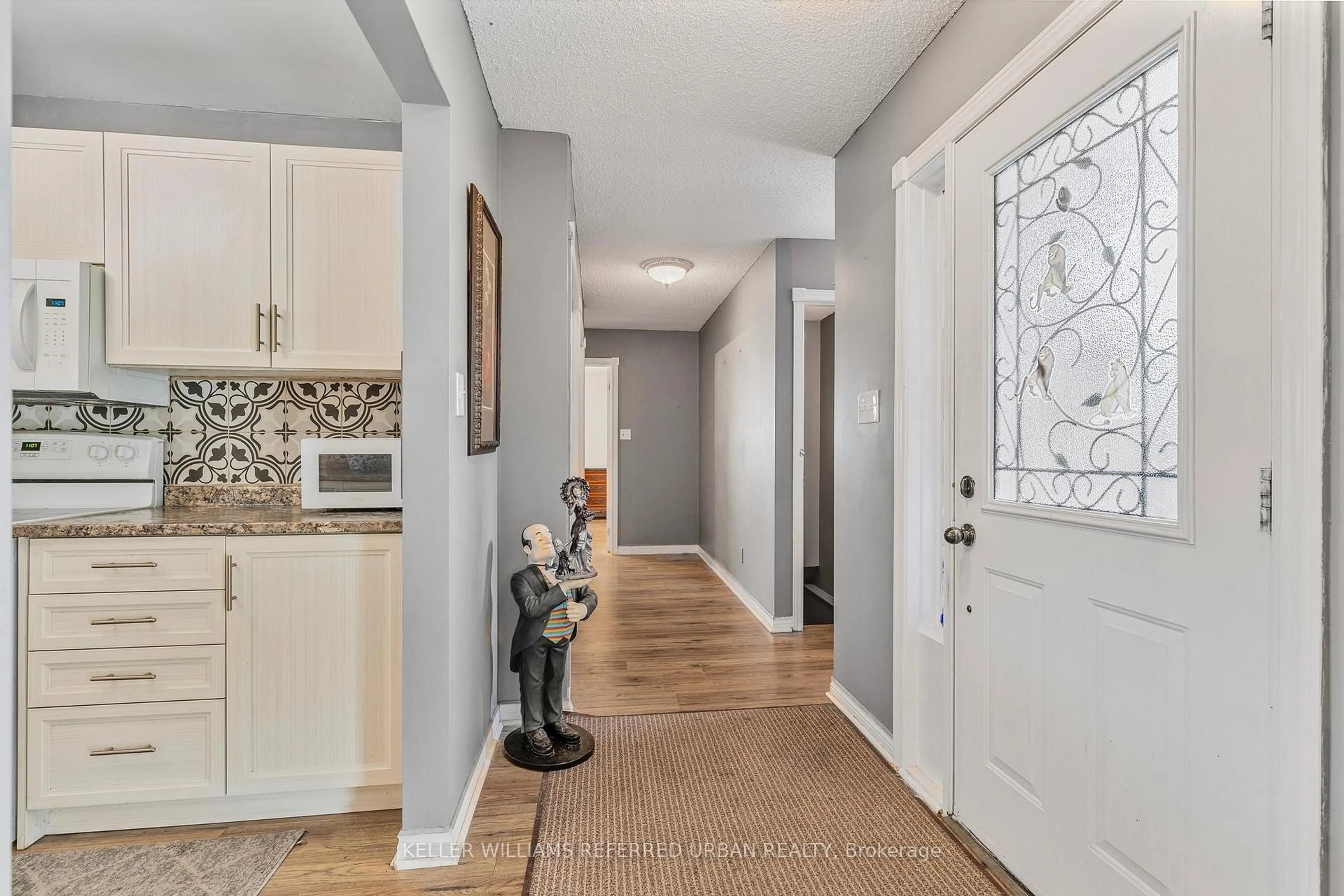 Indoor entryway for 31 John Dillingno St, Tay Ontario L0K 2A0