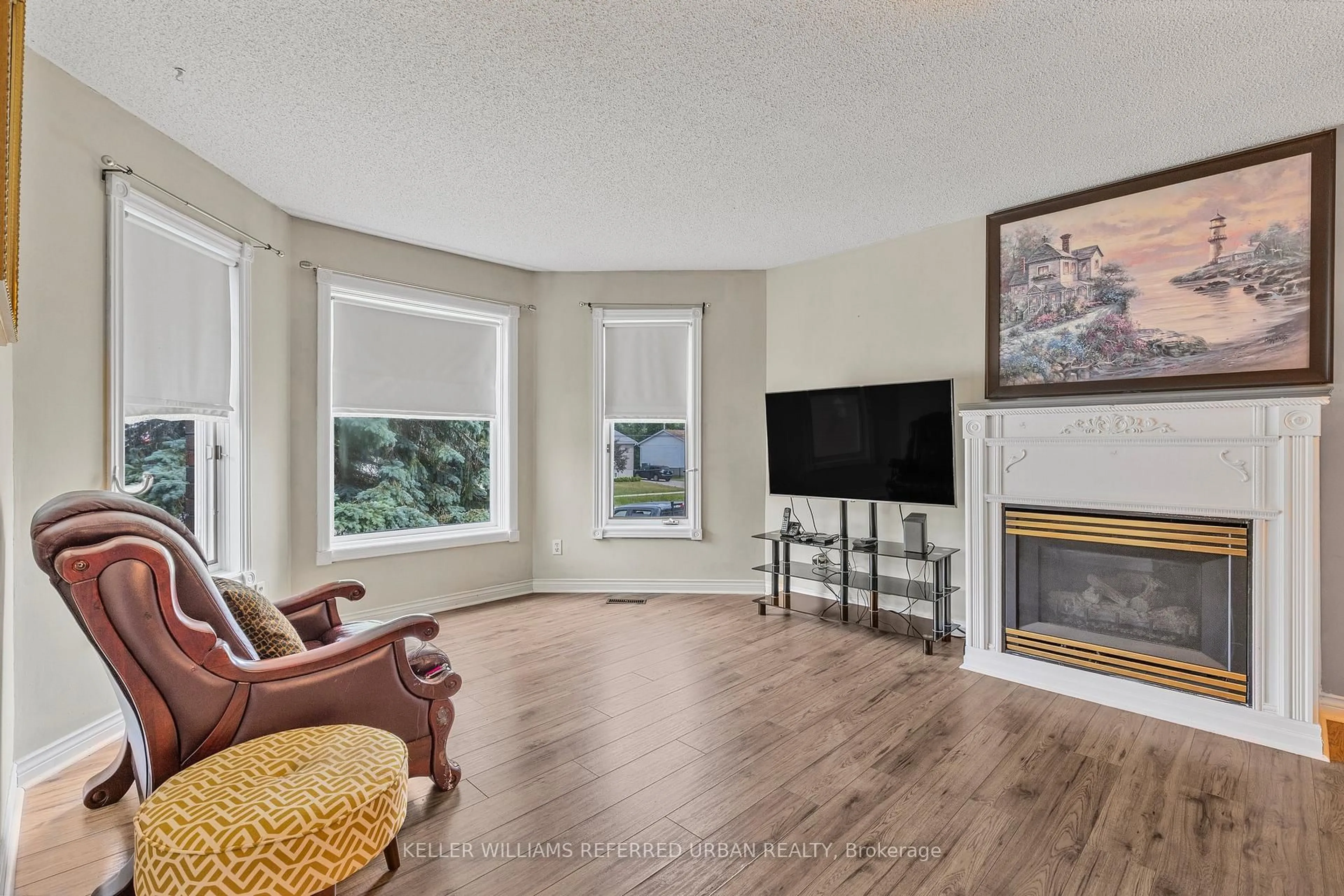 Living room with furniture, unknown for 31 John Dillingno St, Tay Ontario L0K 2A0