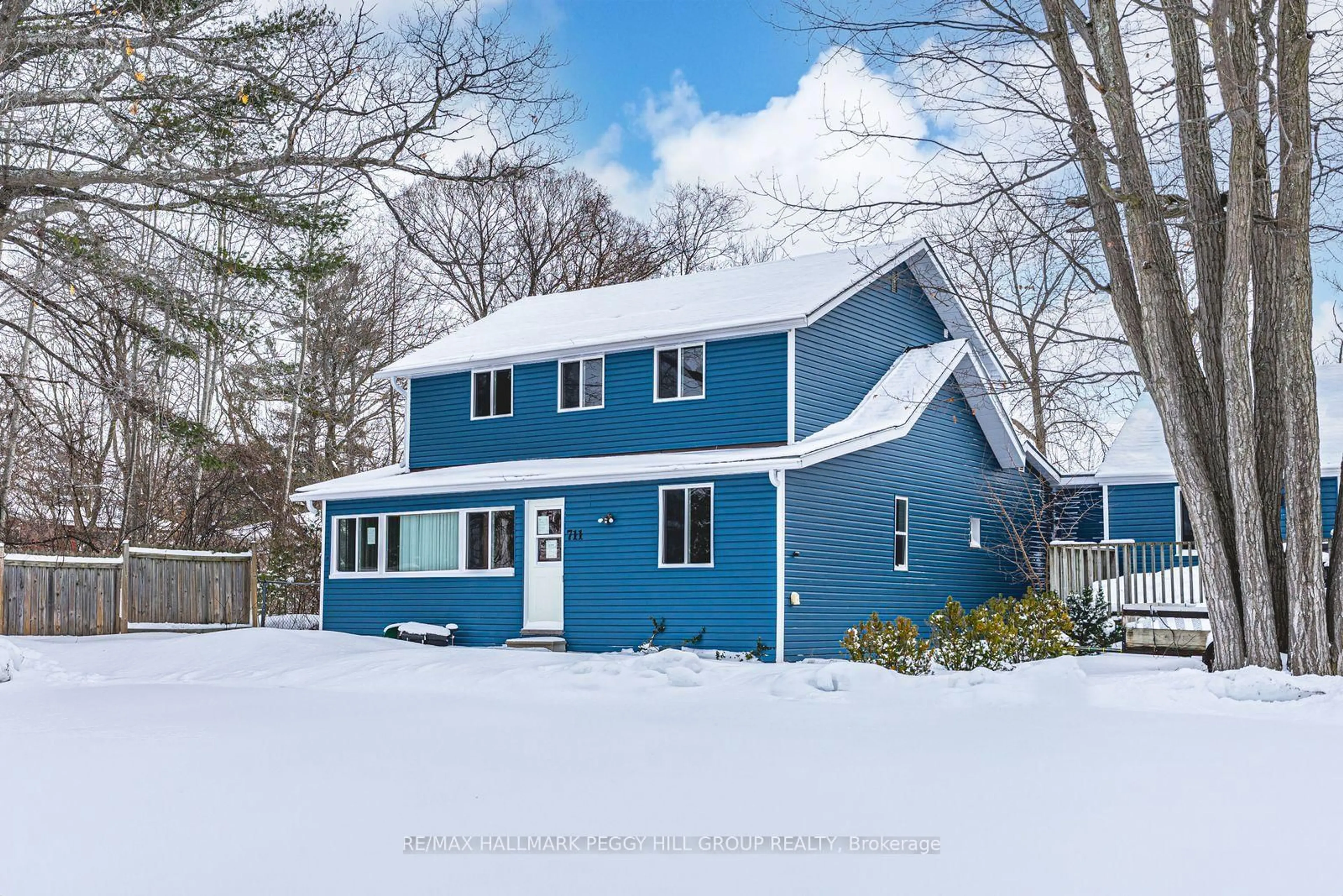 Home with vinyl exterior material, street for 711 Mosley St, Wasaga Beach Ontario L9Z 1Z5