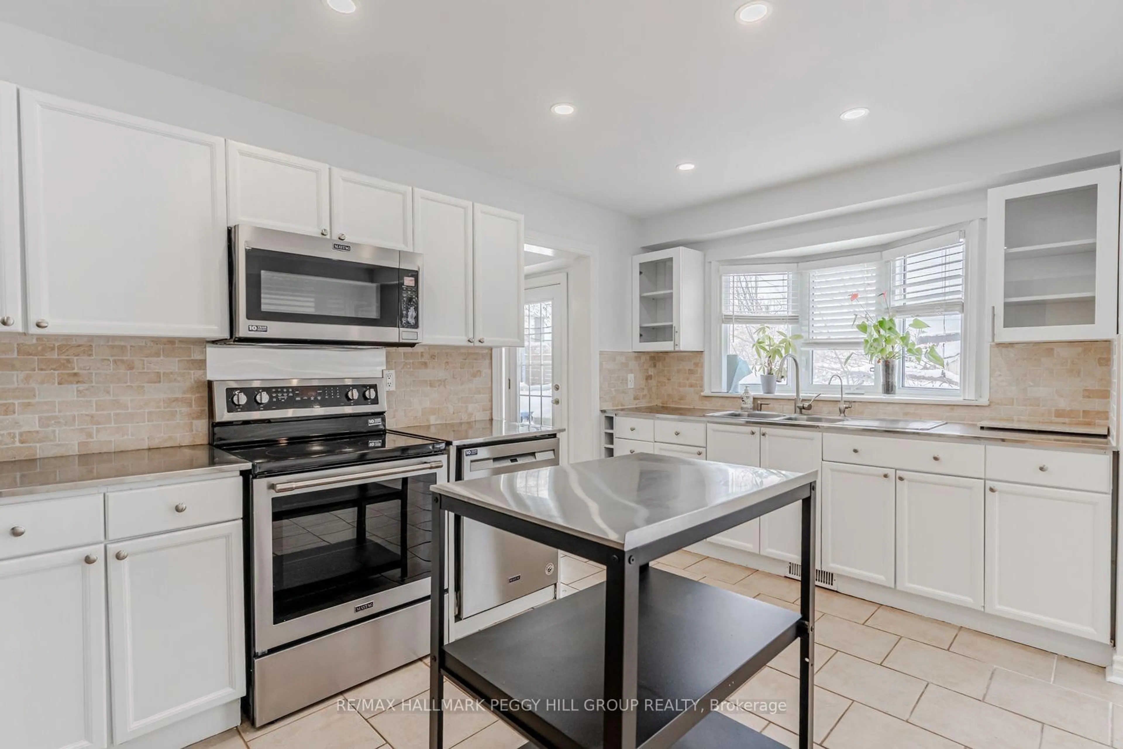 Open concept kitchen, ceramic/tile floor for 62 O'Shaughnessy Cres, Barrie Ontario L4N 7L8