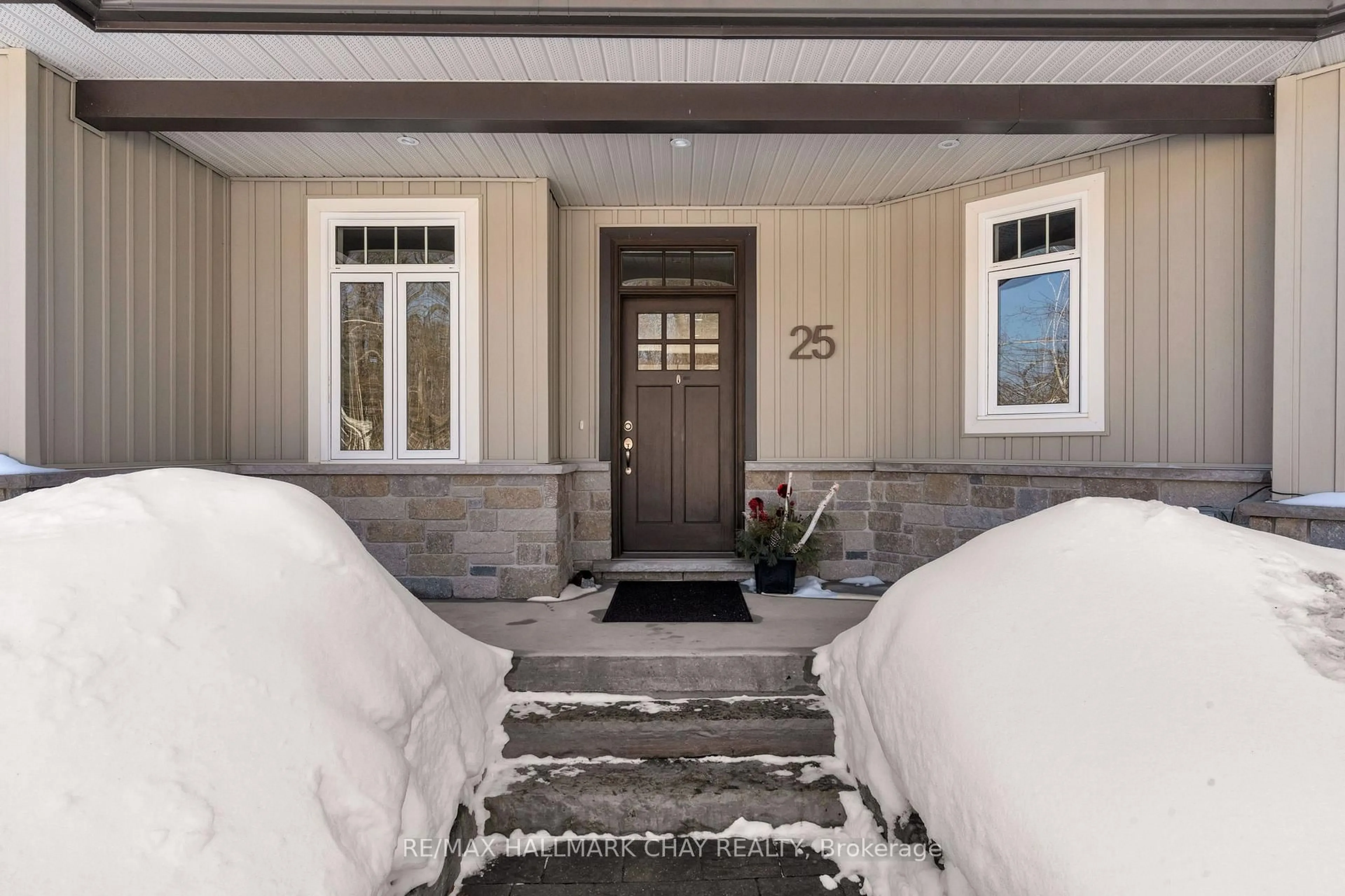 Indoor entryway for 25 Country Club Lane, Oro-Medonte Ontario L4M 4Y8