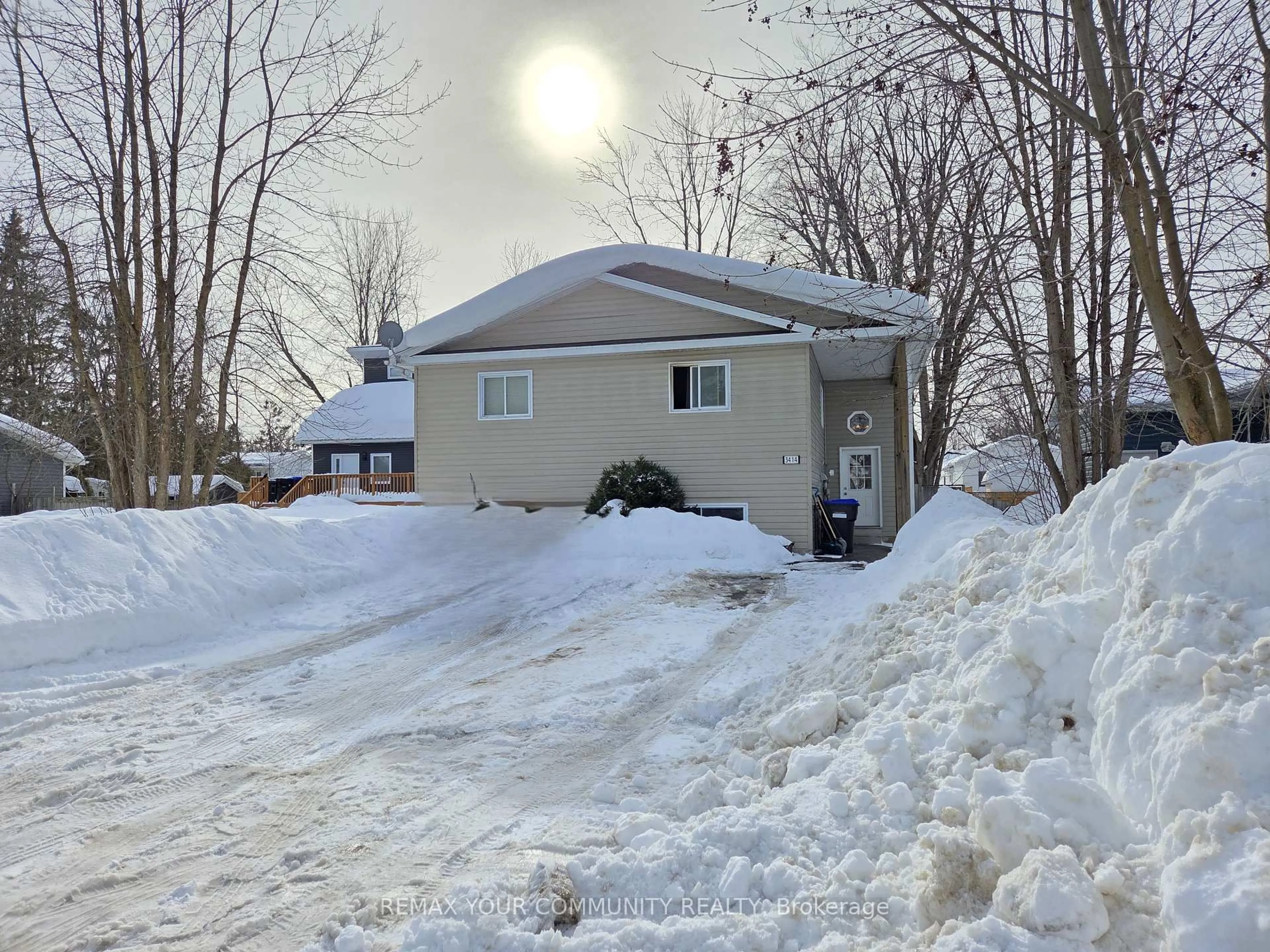 A pic from outside/outdoor area/front of a property/back of a property/a pic from drone, street for 3414 Lee Ave, Severn Ontario L0K 1G0