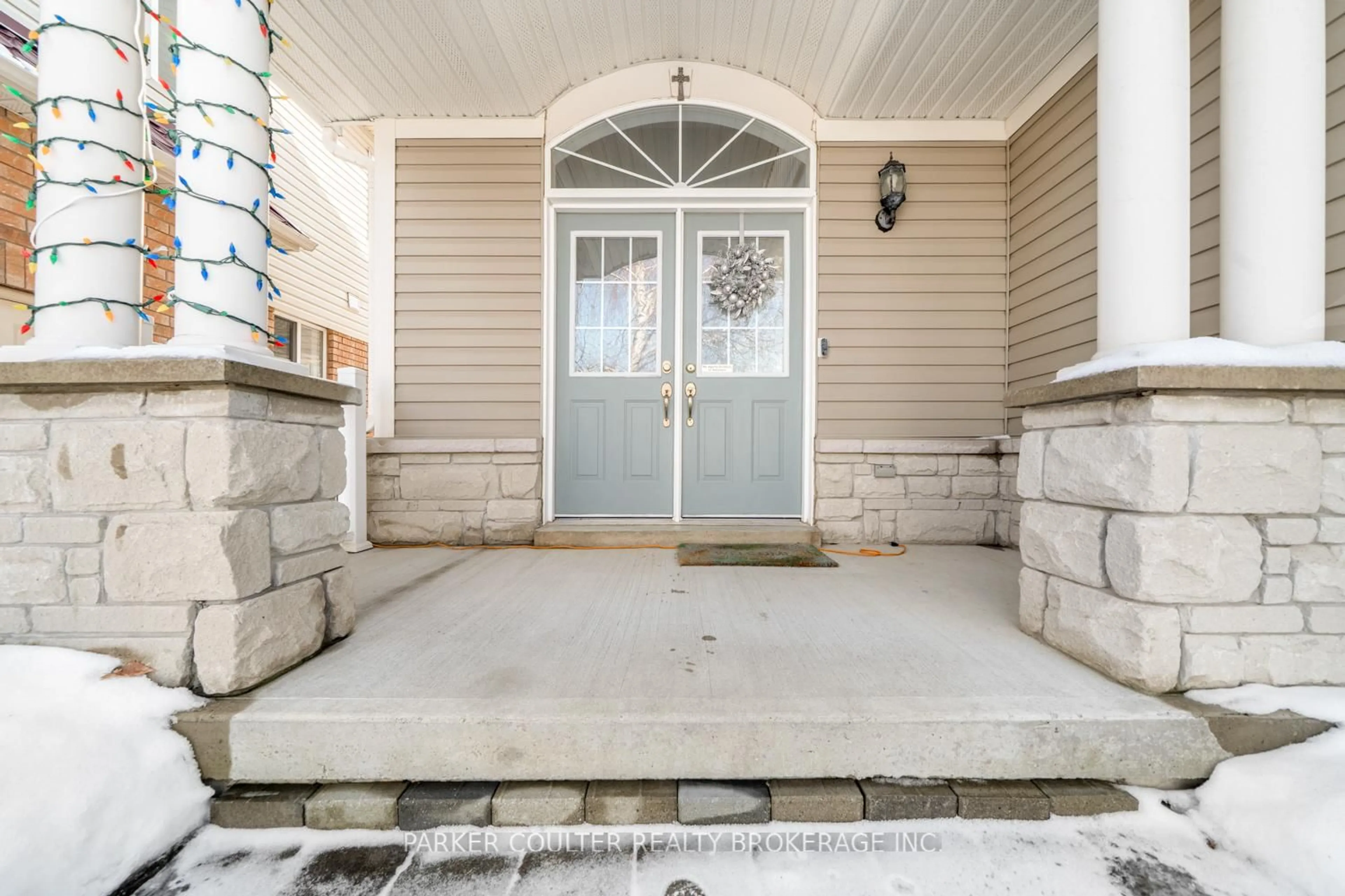 Indoor entryway for 23 Sovereign's Gate, Barrie Ontario L4N 0K7