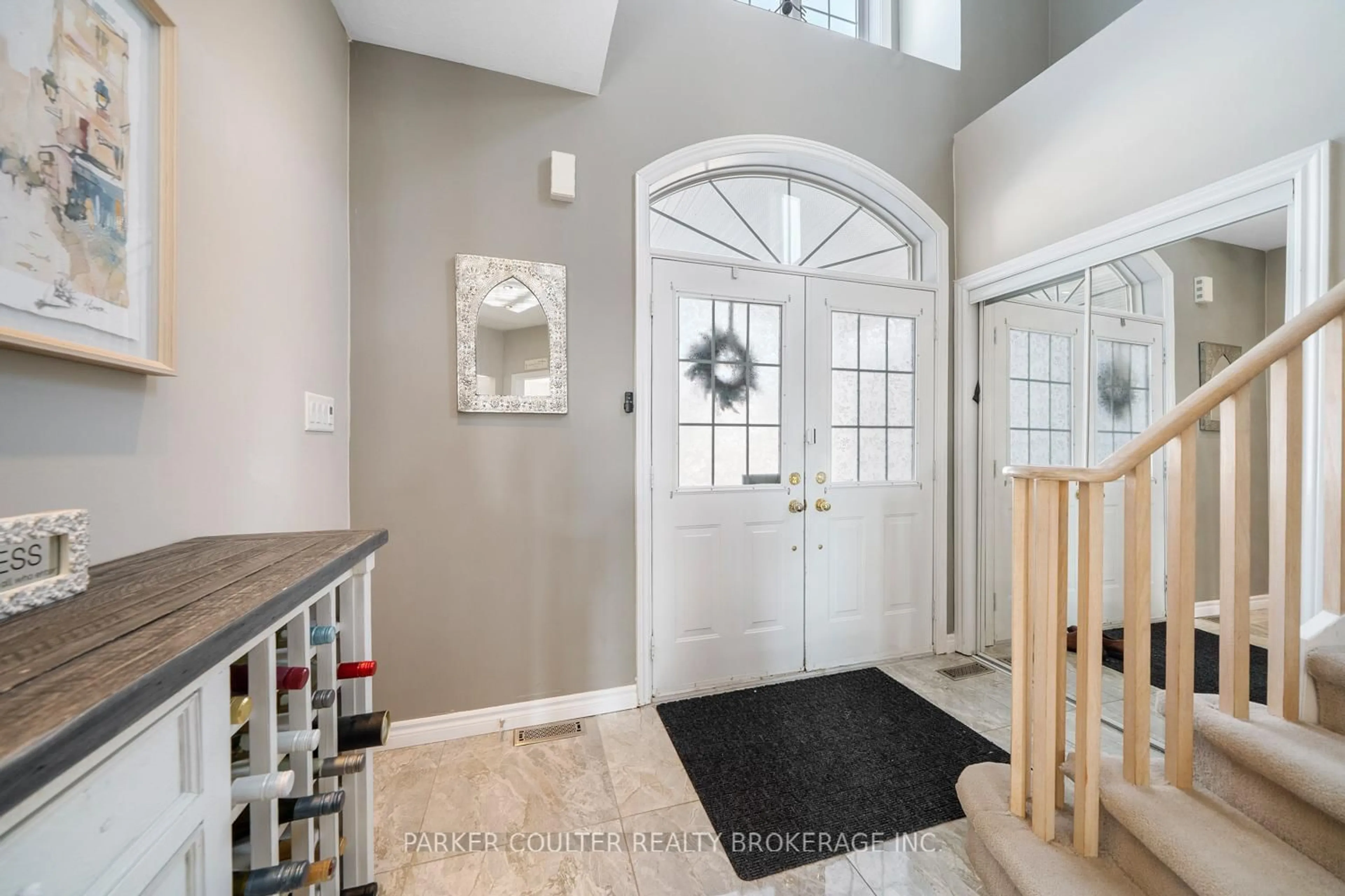 Indoor entryway for 23 Sovereign's Gate, Barrie Ontario L4N 0K7