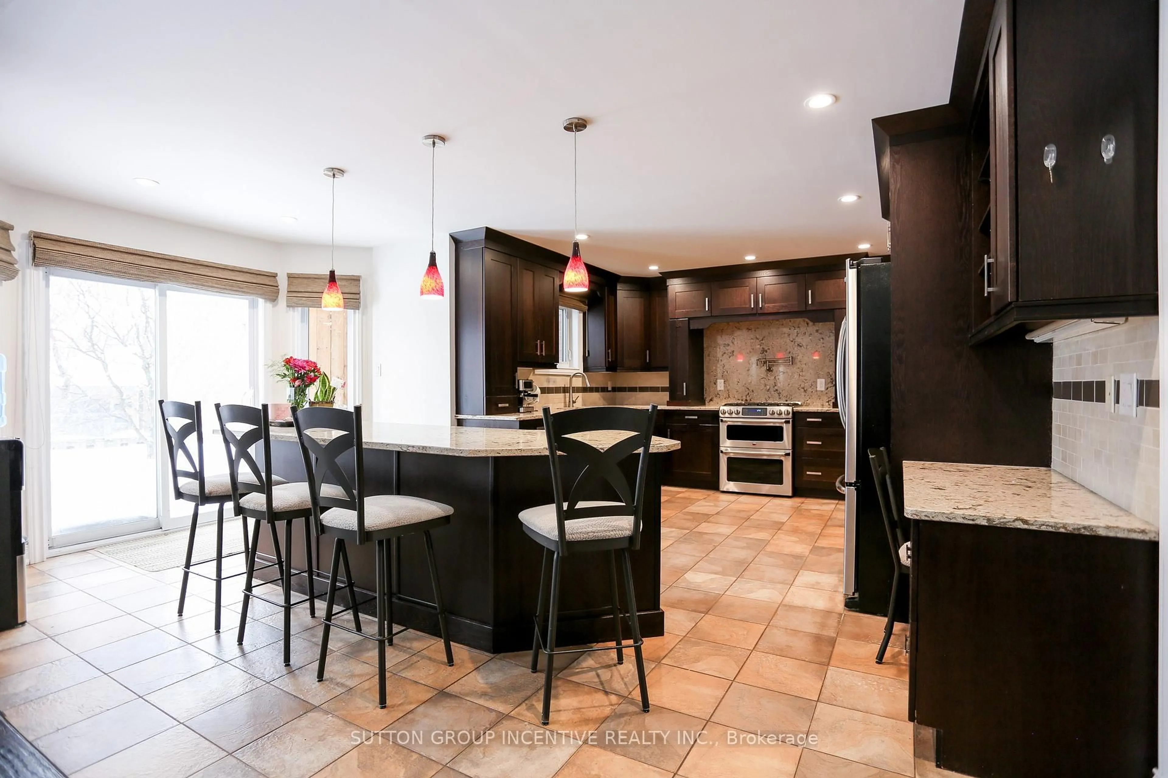 Contemporary kitchen, ceramic/tile floor for 10 Gordon Crt, Barrie Ontario L4N 7A4