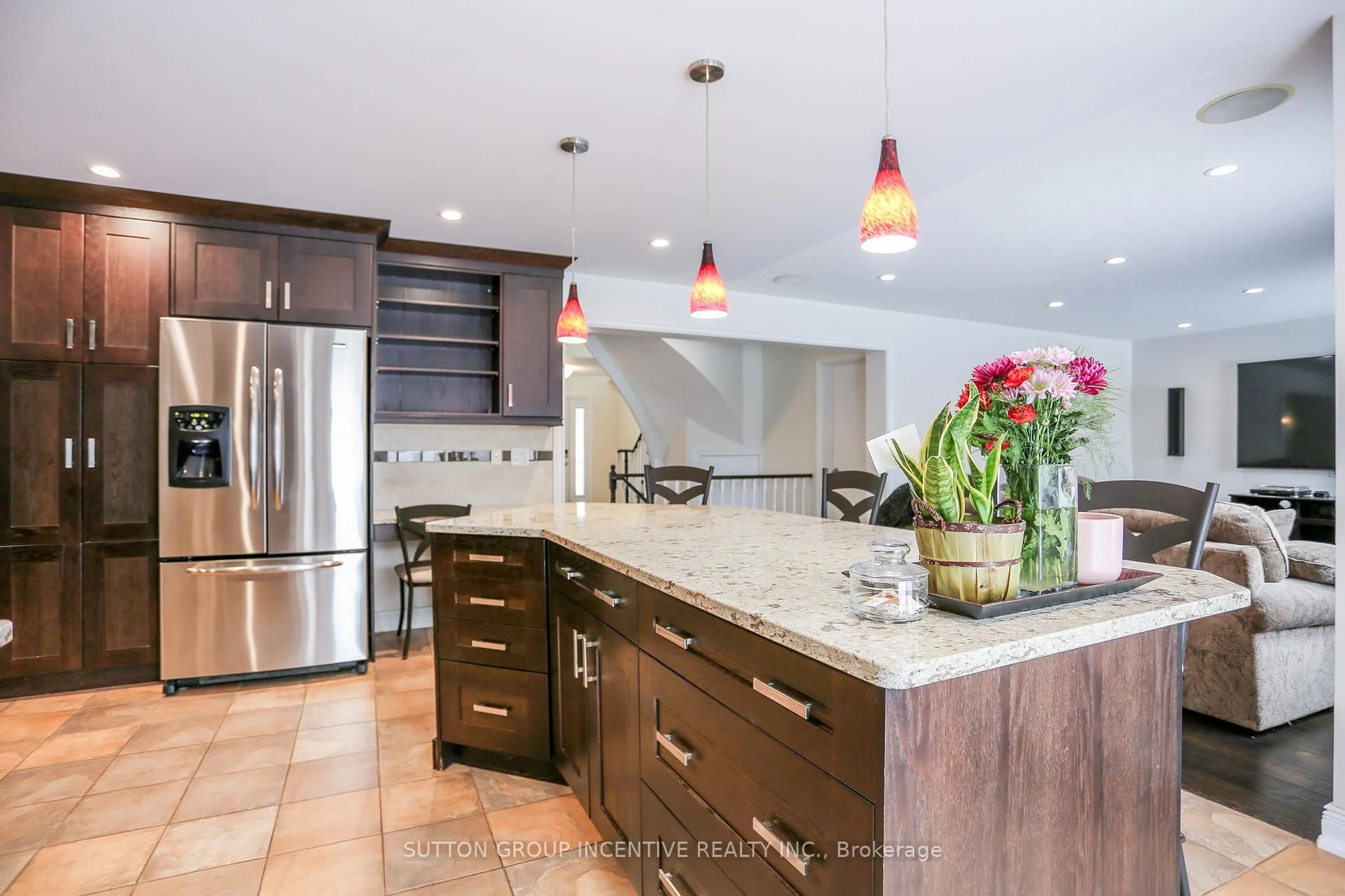 Contemporary kitchen, ceramic/tile floor for 10 Gordon Crt, Barrie Ontario L4N 7A4