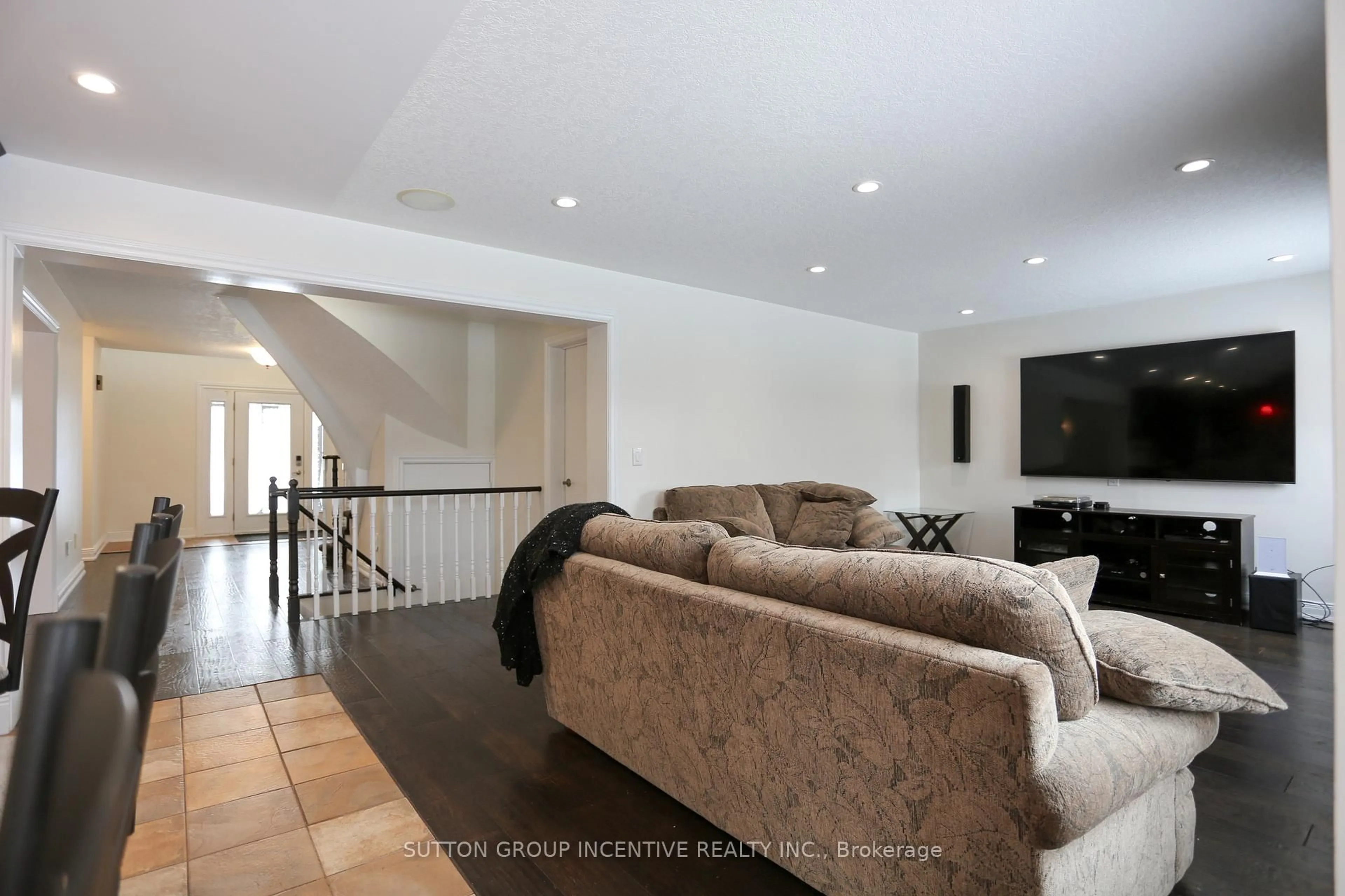 Living room with furniture, unknown for 10 Gordon Crt, Barrie Ontario L4N 7A4