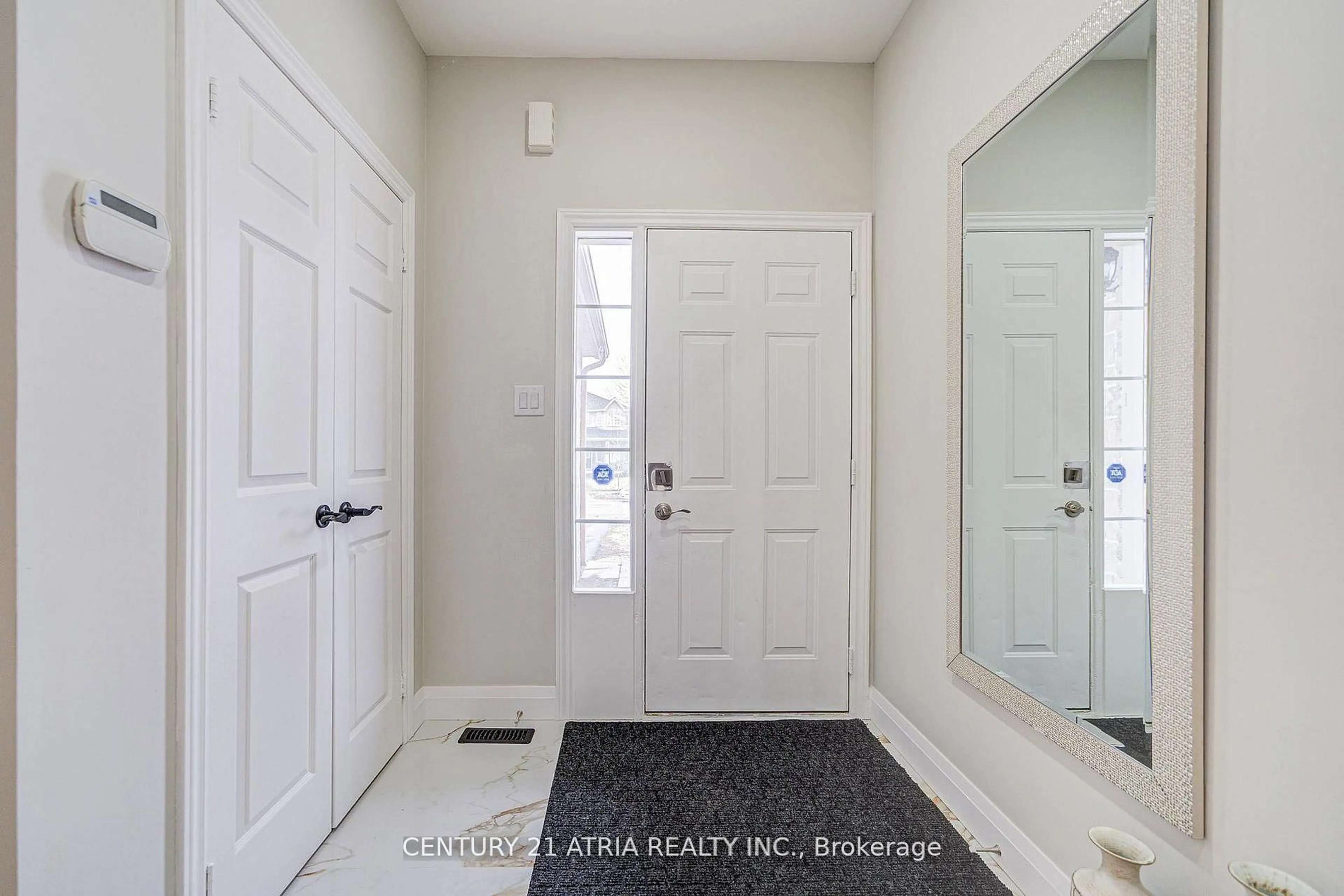 Indoor entryway for 17 Penvill Tr, Barrie Ontario L4N 1T7