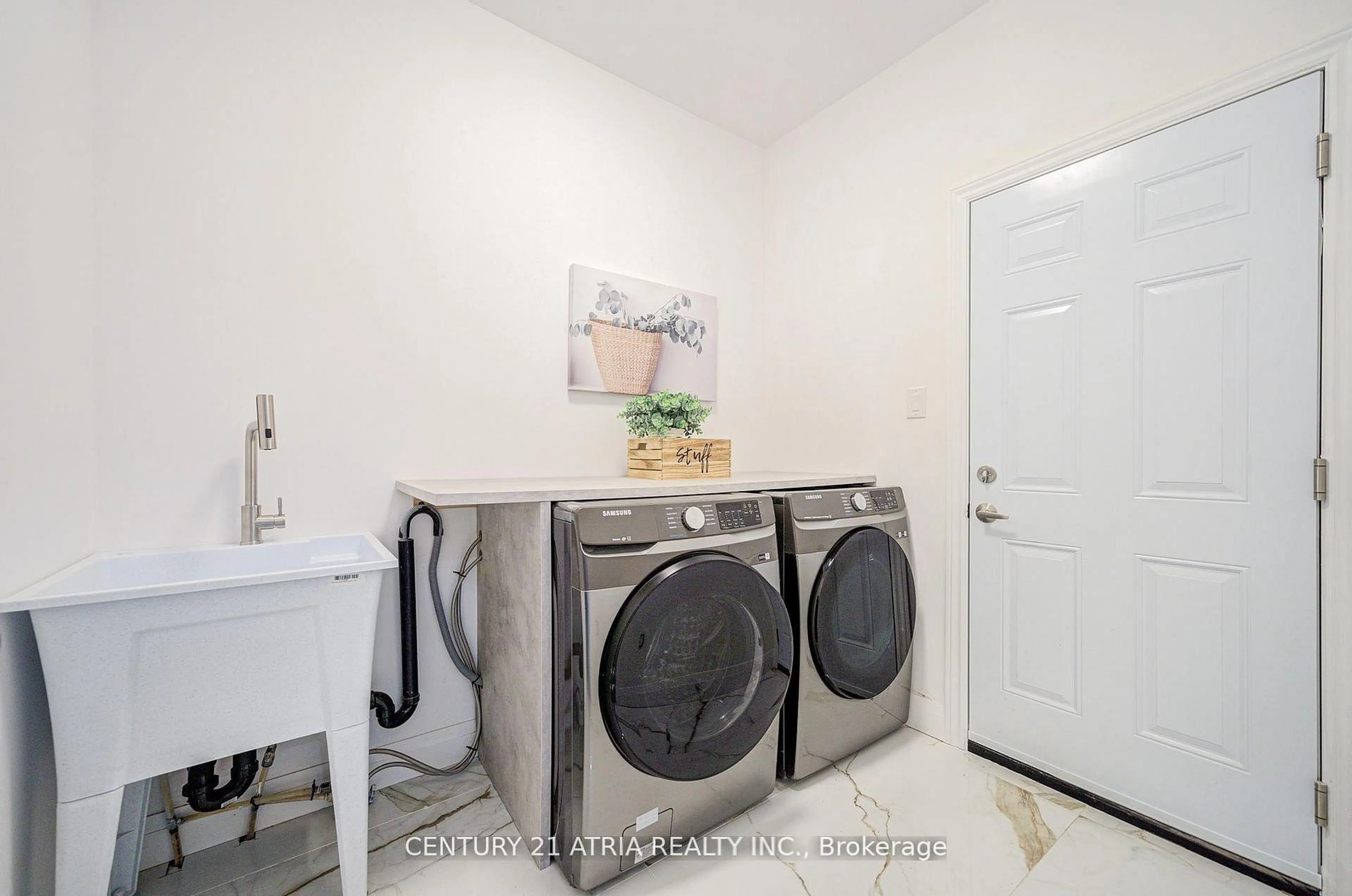 Laundry room for 17 Penvill Tr, Barrie Ontario L4N 1T7
