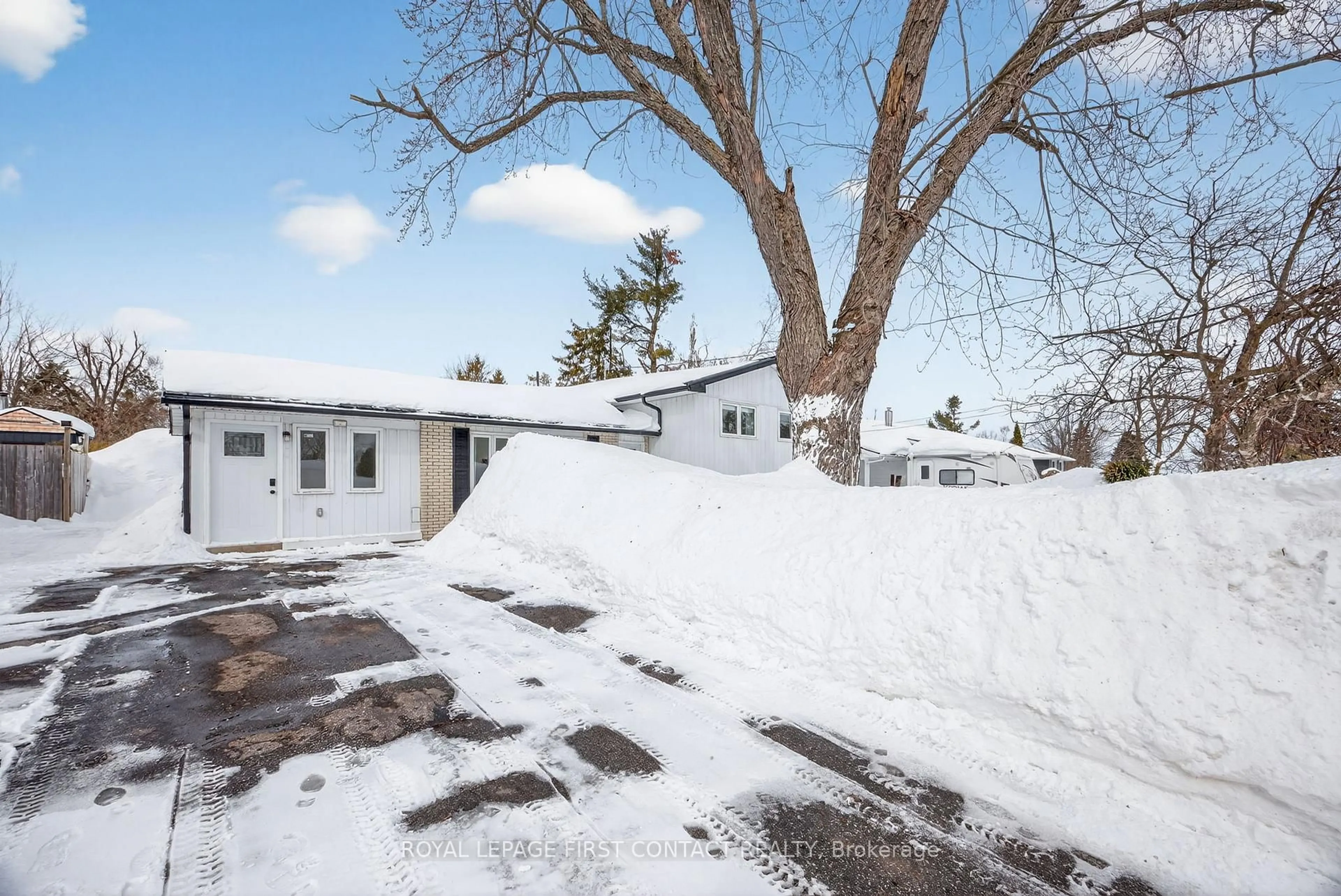 Patio, street for 4 Wallis St, Oro-Medonte Ontario L0K 2G0