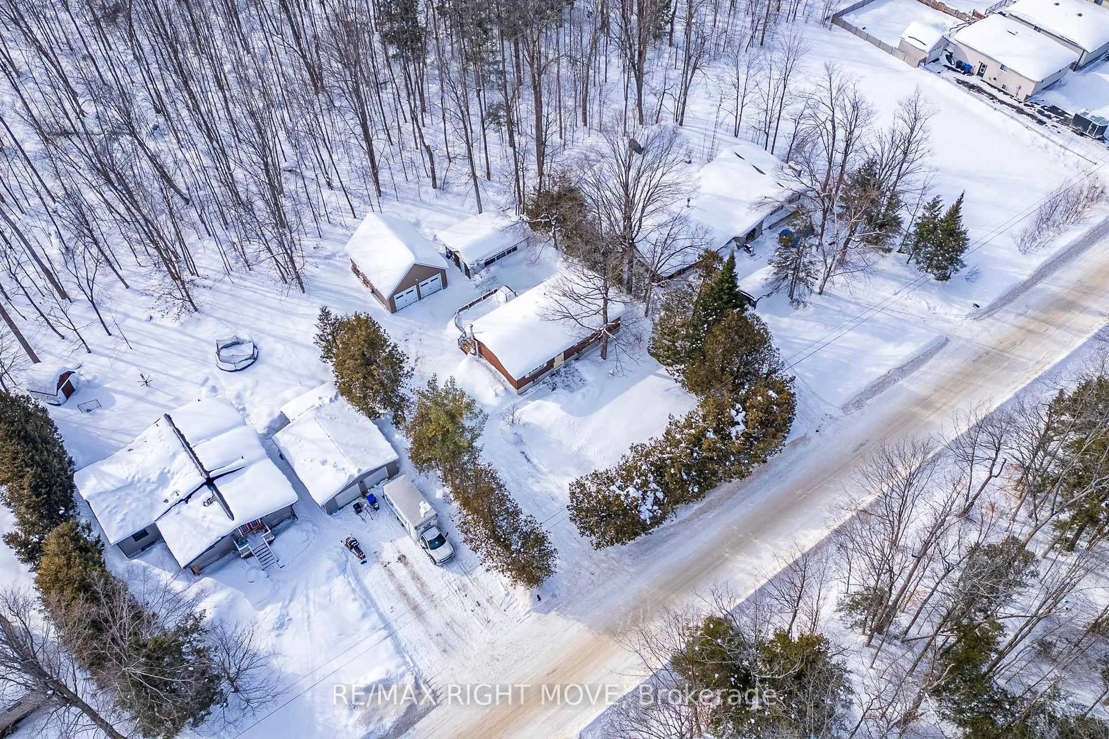 A pic from outside/outdoor area/front of a property/back of a property/a pic from drone, street for 3304 Goldstein Rd, Severn Ontario L0K 2B0