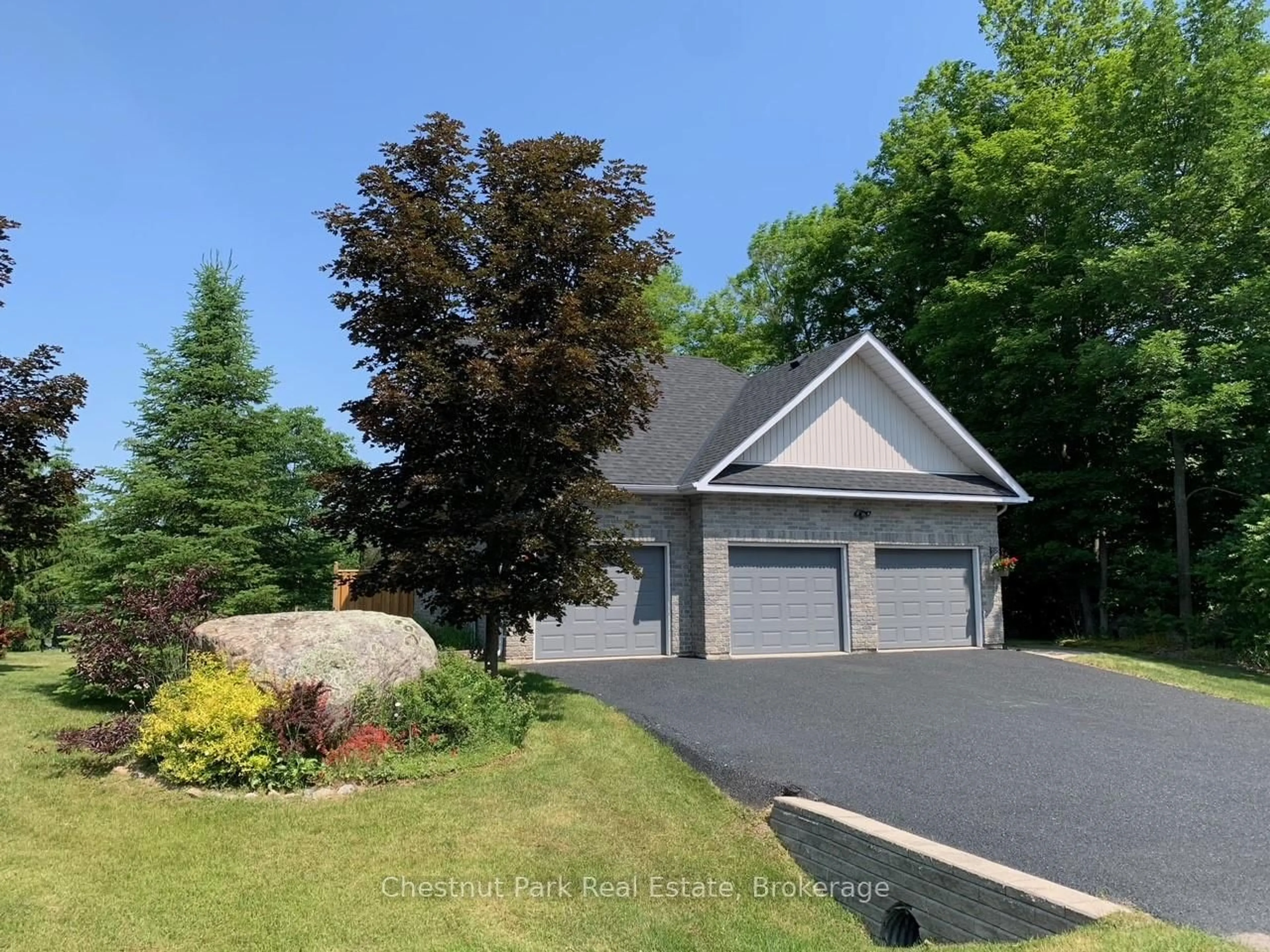 A pic from outside/outdoor area/front of a property/back of a property/a pic from drone, street for 28 Boyd Cres, Oro-Medonte Ontario L0K 1N0