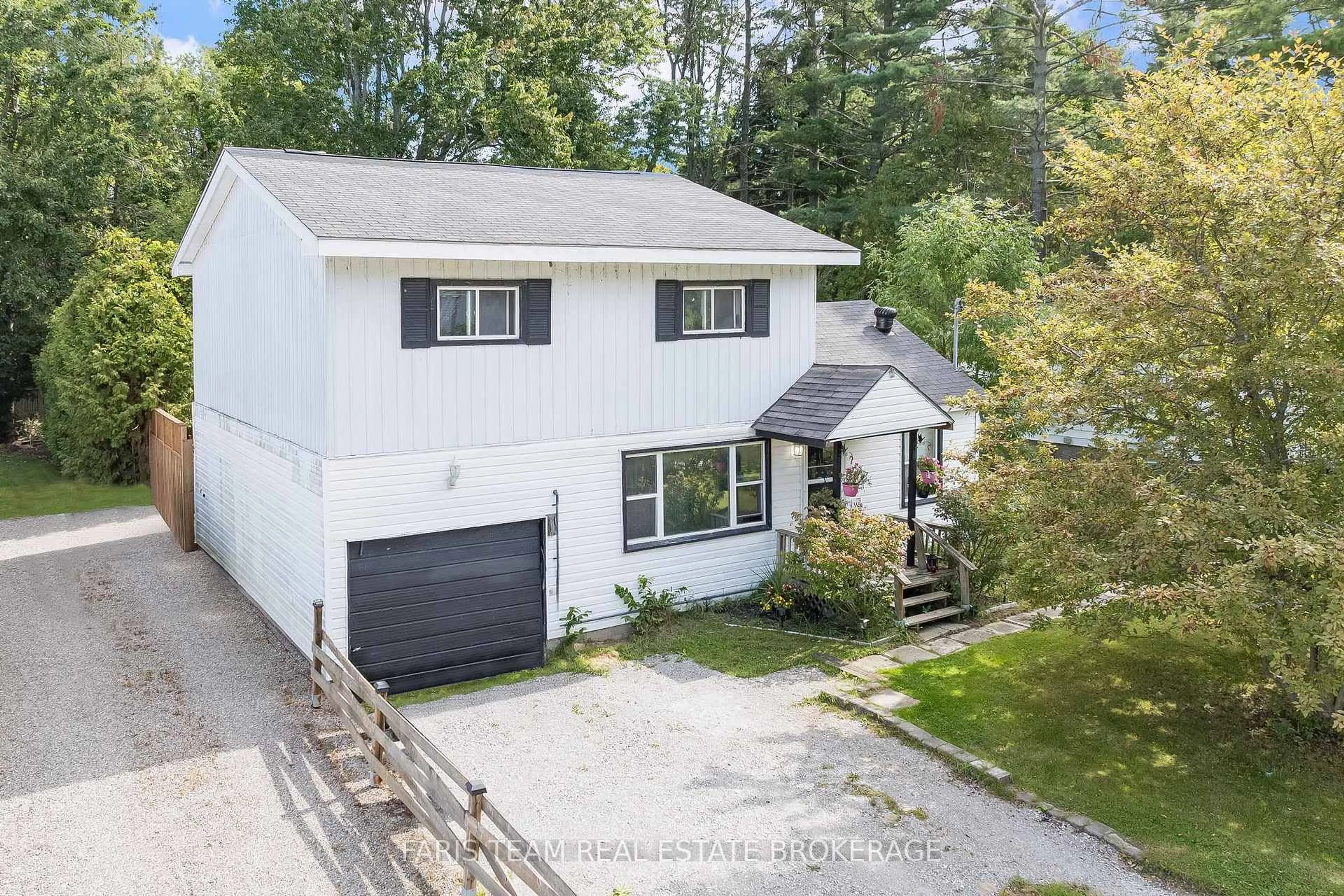 A pic from outside/outdoor area/front of a property/back of a property/a pic from drone, street for 3425 Coronation Ave, Severn Ontario L0K 1G0