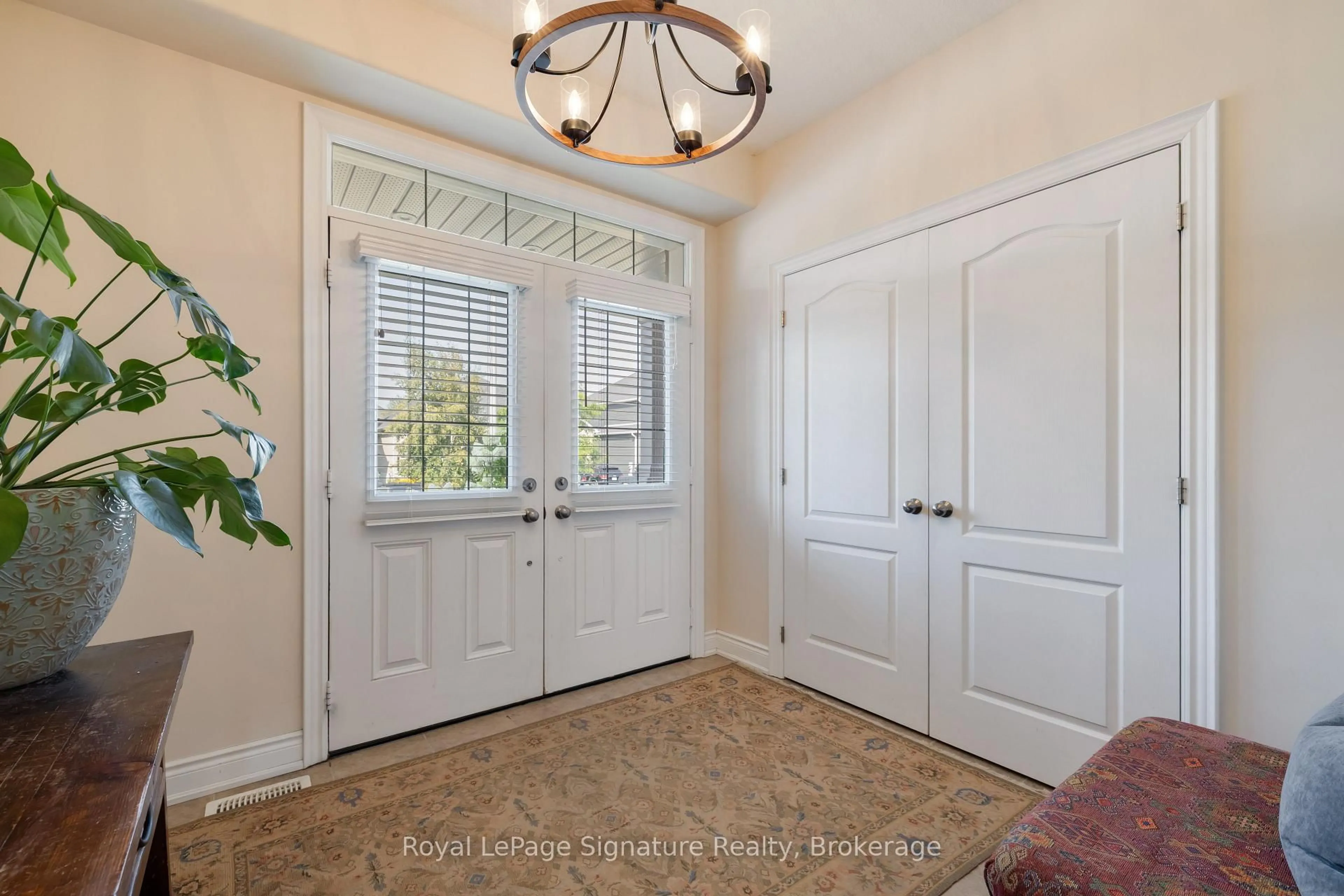 Indoor entryway for 9 Wilson St, Collingwood Ontario L9Y 0Y9