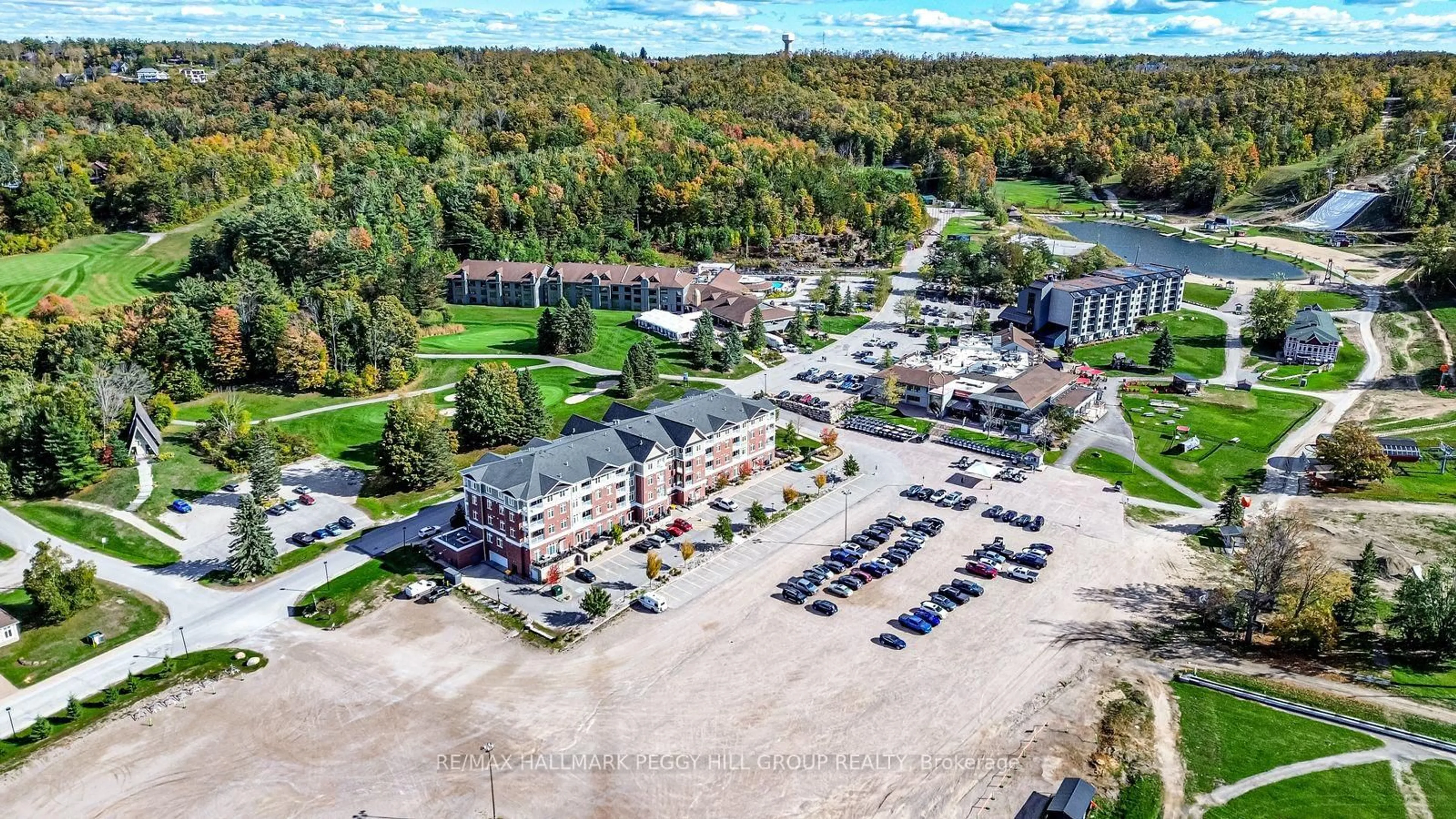 A pic from outside/outdoor area/front of a property/back of a property/a pic from drone, building for 40 Horseshoe Blvd #217, Oro-Medonte Ontario L4M 4Y8