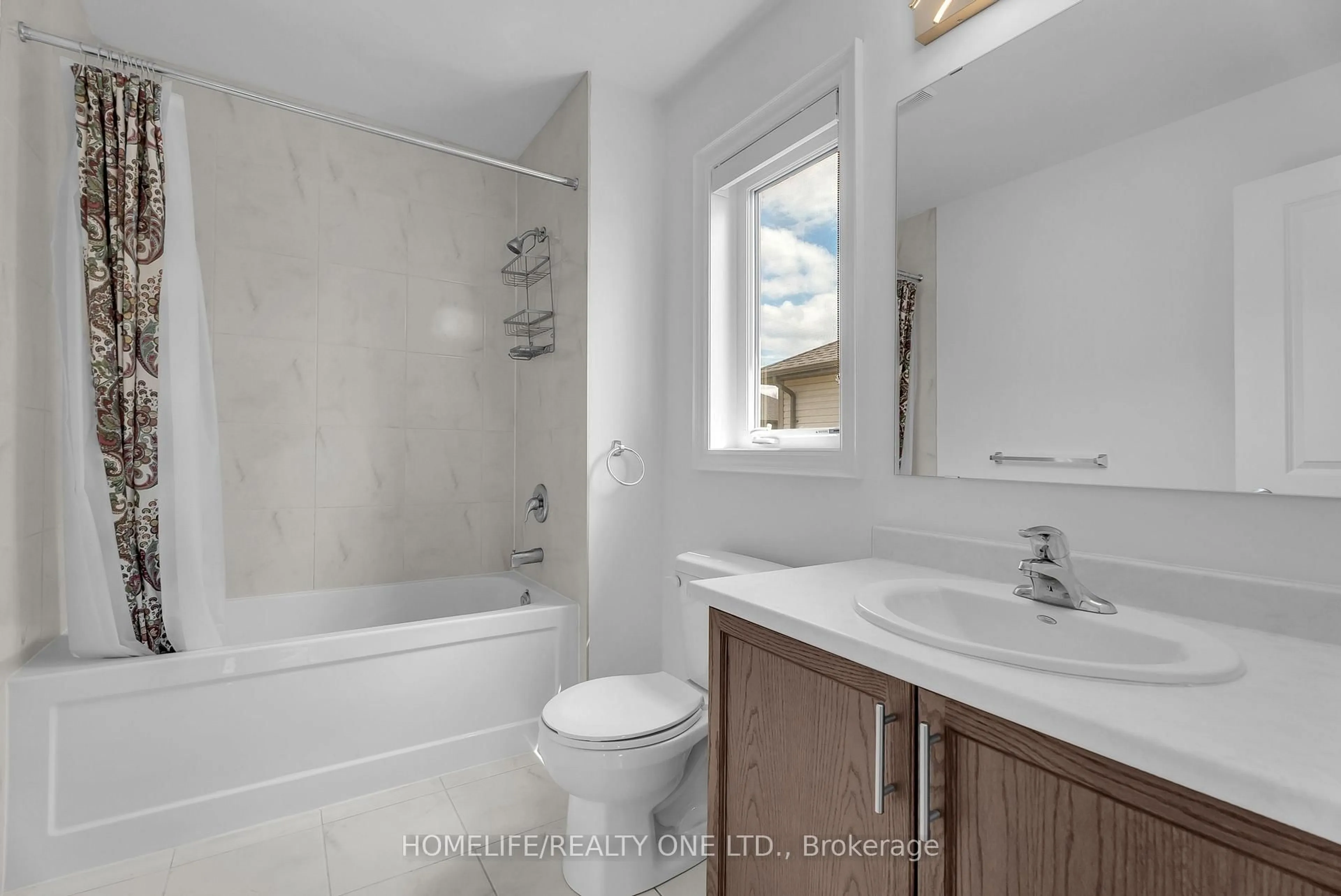 Standard bathroom, ceramic/tile floor for 47 Autumn Dr, Wasaga Beach Ontario L9Z 0K7