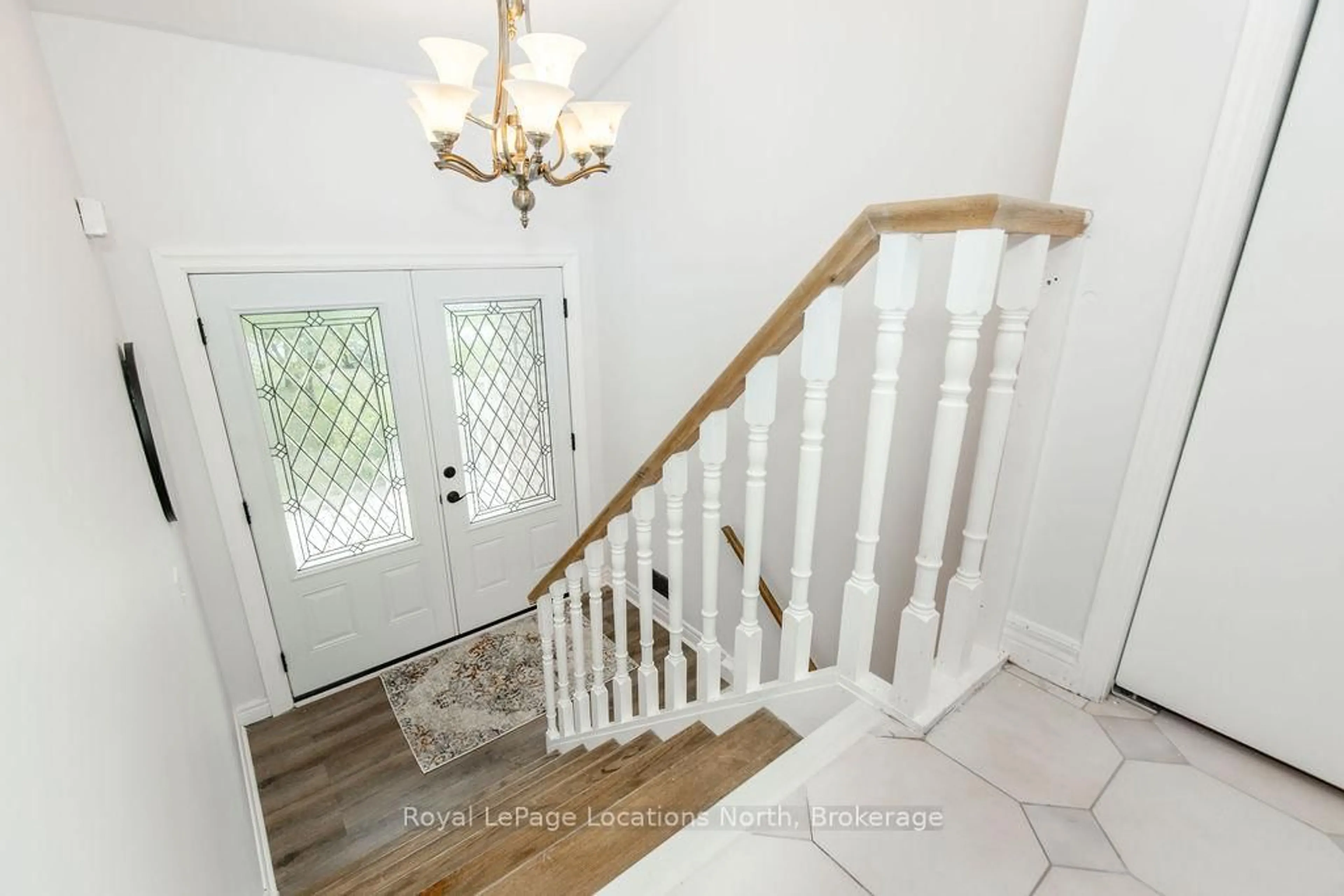 Indoor entryway for 3 51st St, Wasaga Beach Ontario L9Z 1X5