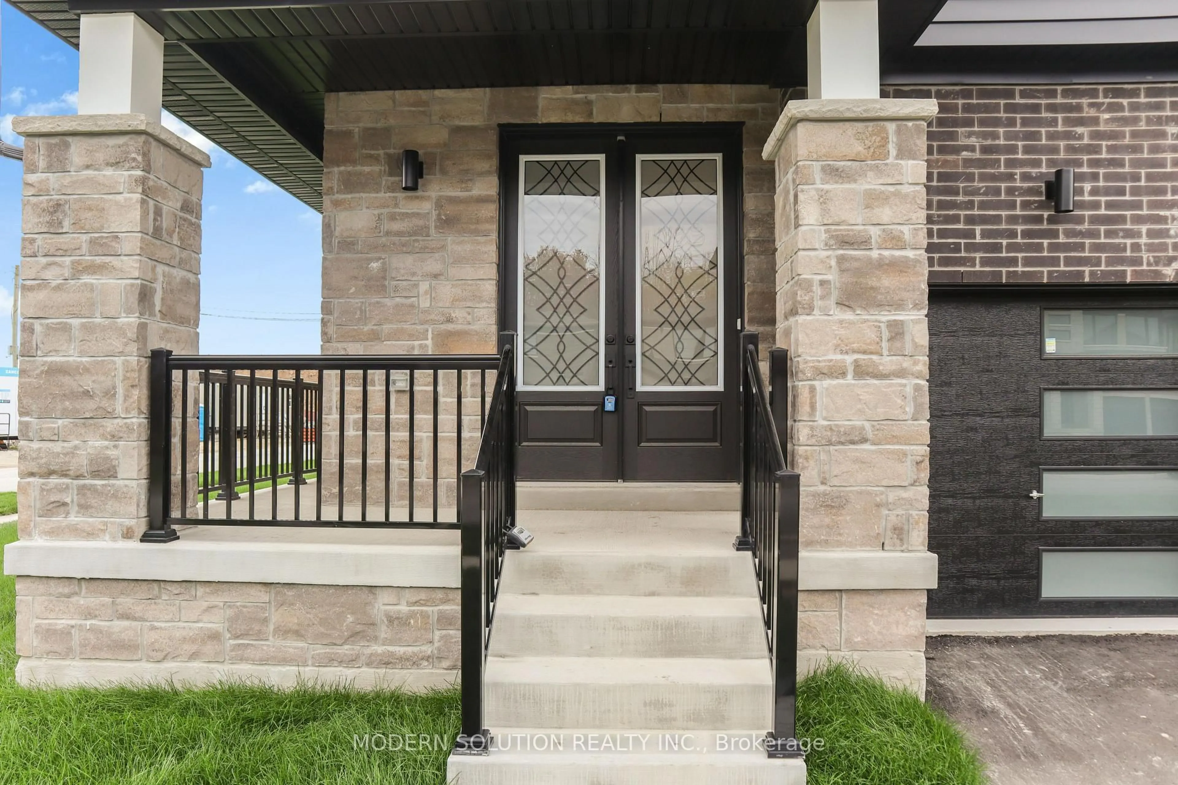Indoor entryway for 58 Del Ray Cres, Wasaga Beach Ontario L9Z 0N8