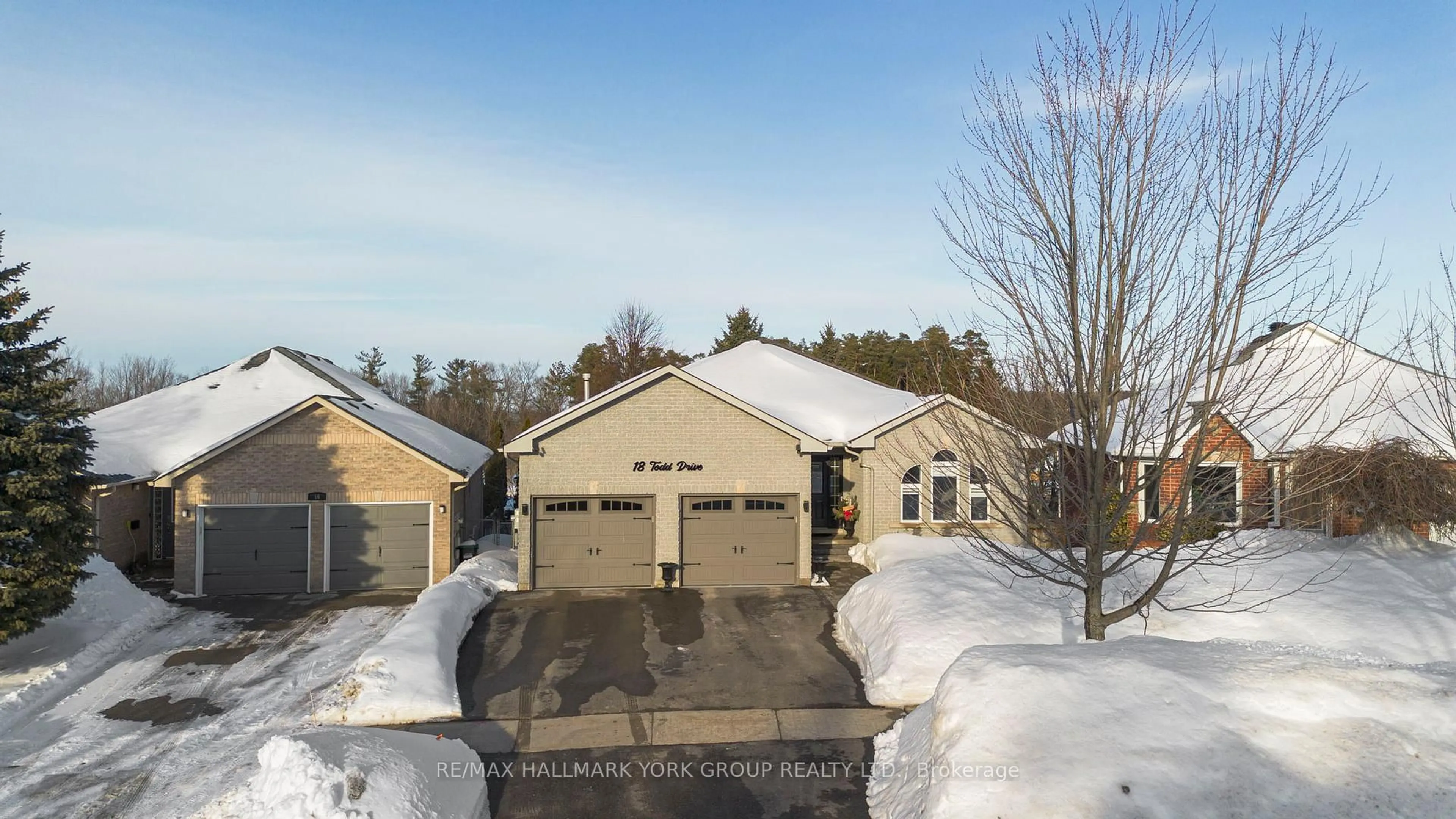 A pic from outside/outdoor area/front of a property/back of a property/a pic from drone, street for 18 Todd Dr, Barrie Ontario L4N 9K6