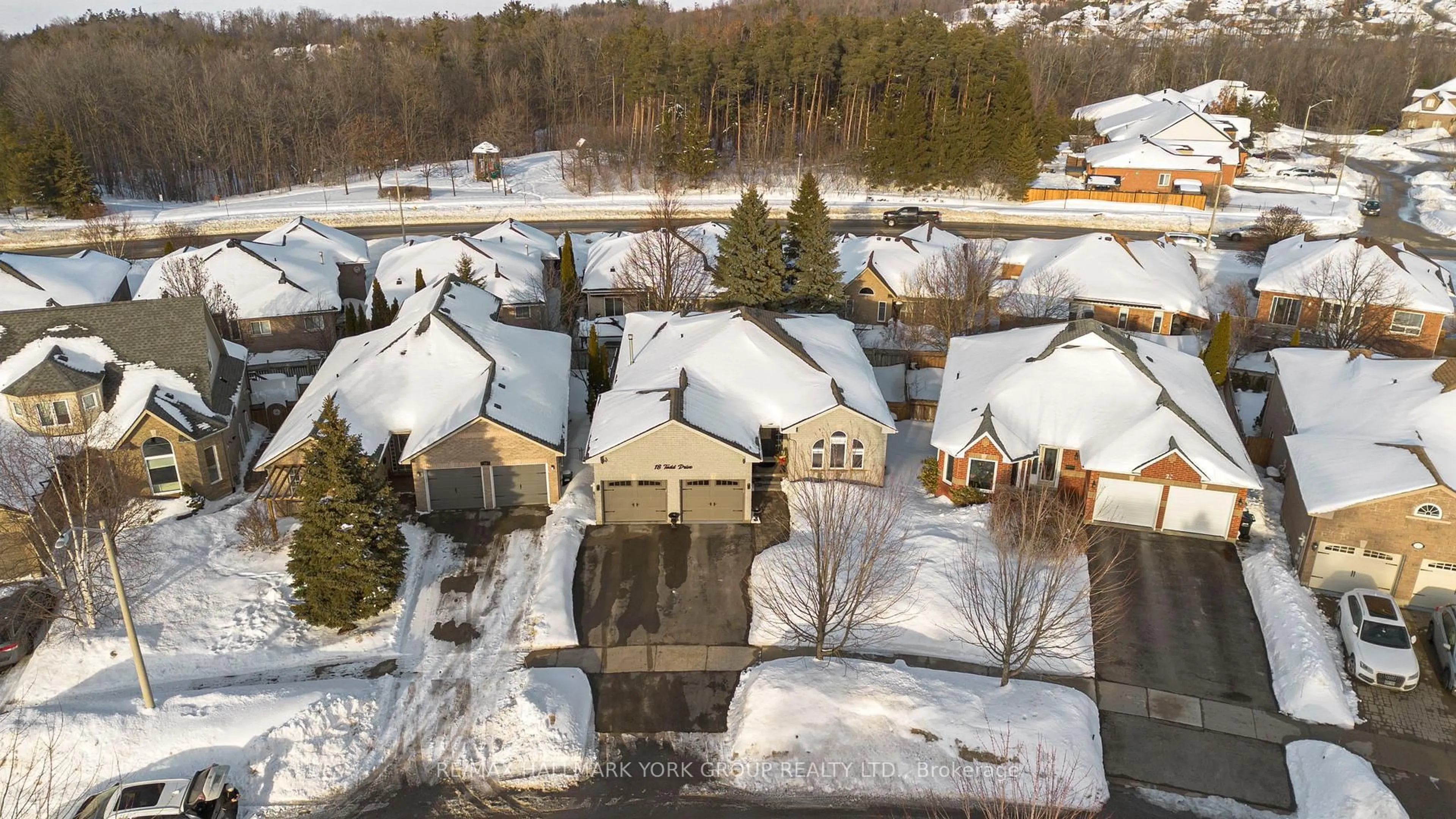 A pic from outside/outdoor area/front of a property/back of a property/a pic from drone, street for 18 Todd Dr, Barrie Ontario L4N 9K6