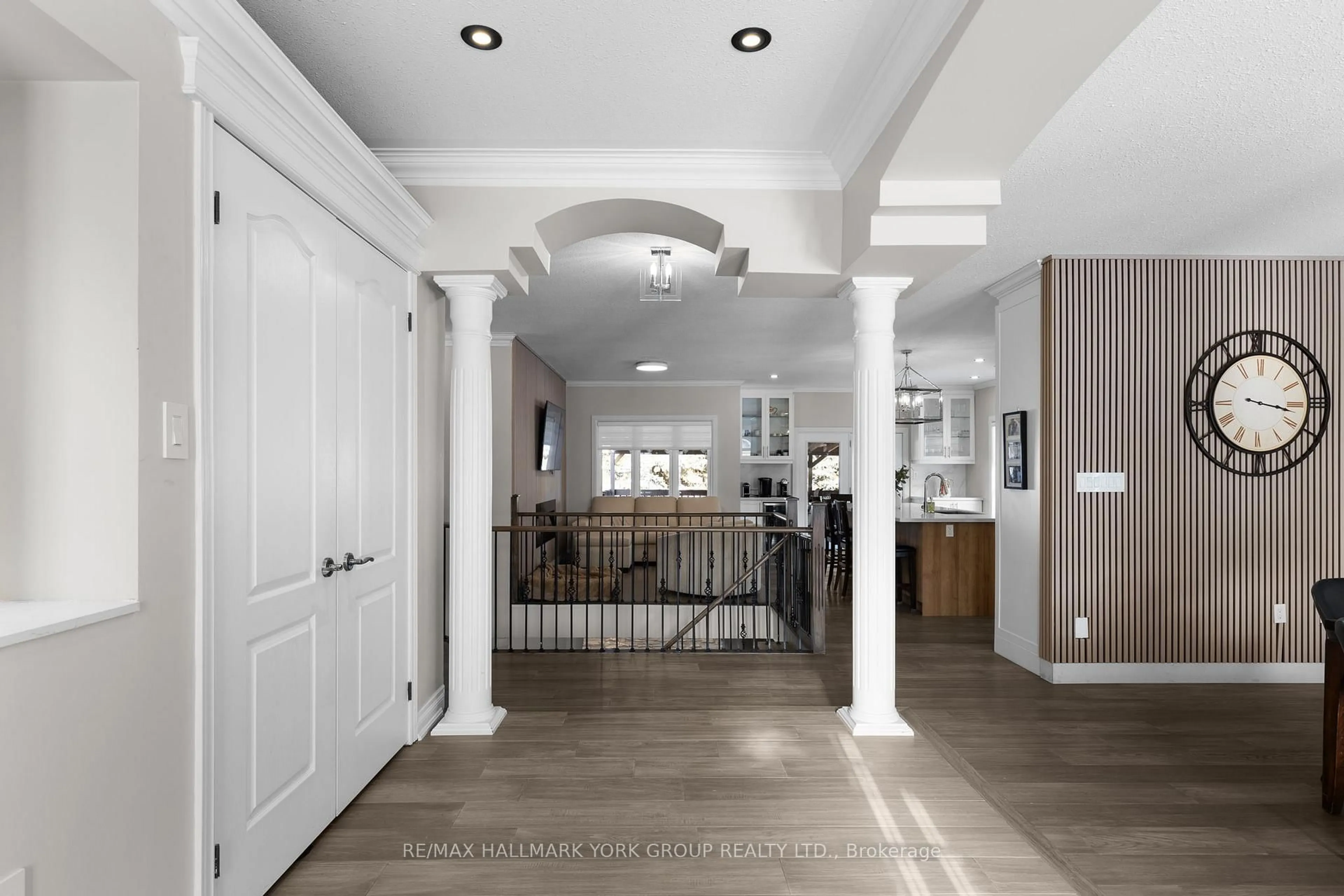 Indoor foyer for 18 Todd Dr, Barrie Ontario L4N 9K6