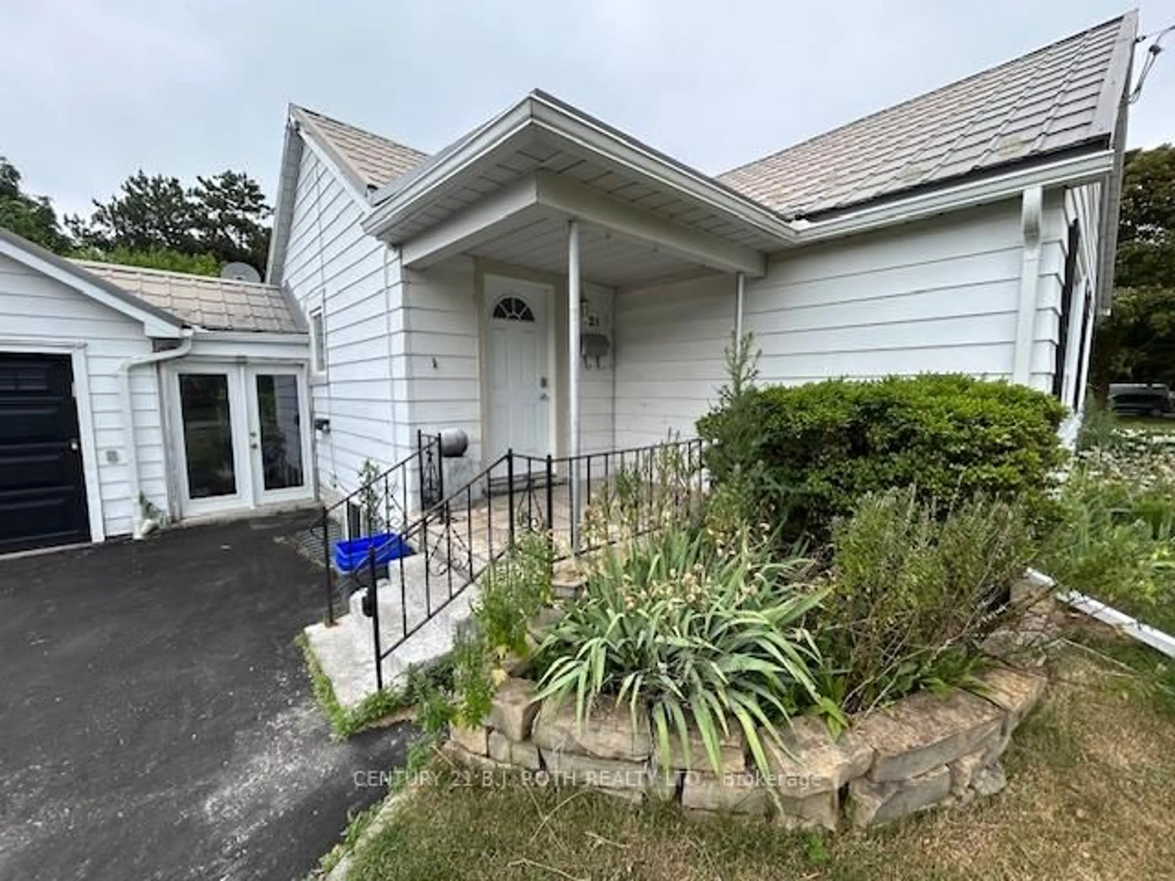 A pic from outside/outdoor area/front of a property/back of a property/a pic from drone, street for 121 Cumberland St, Barrie Ontario L4N 2P8