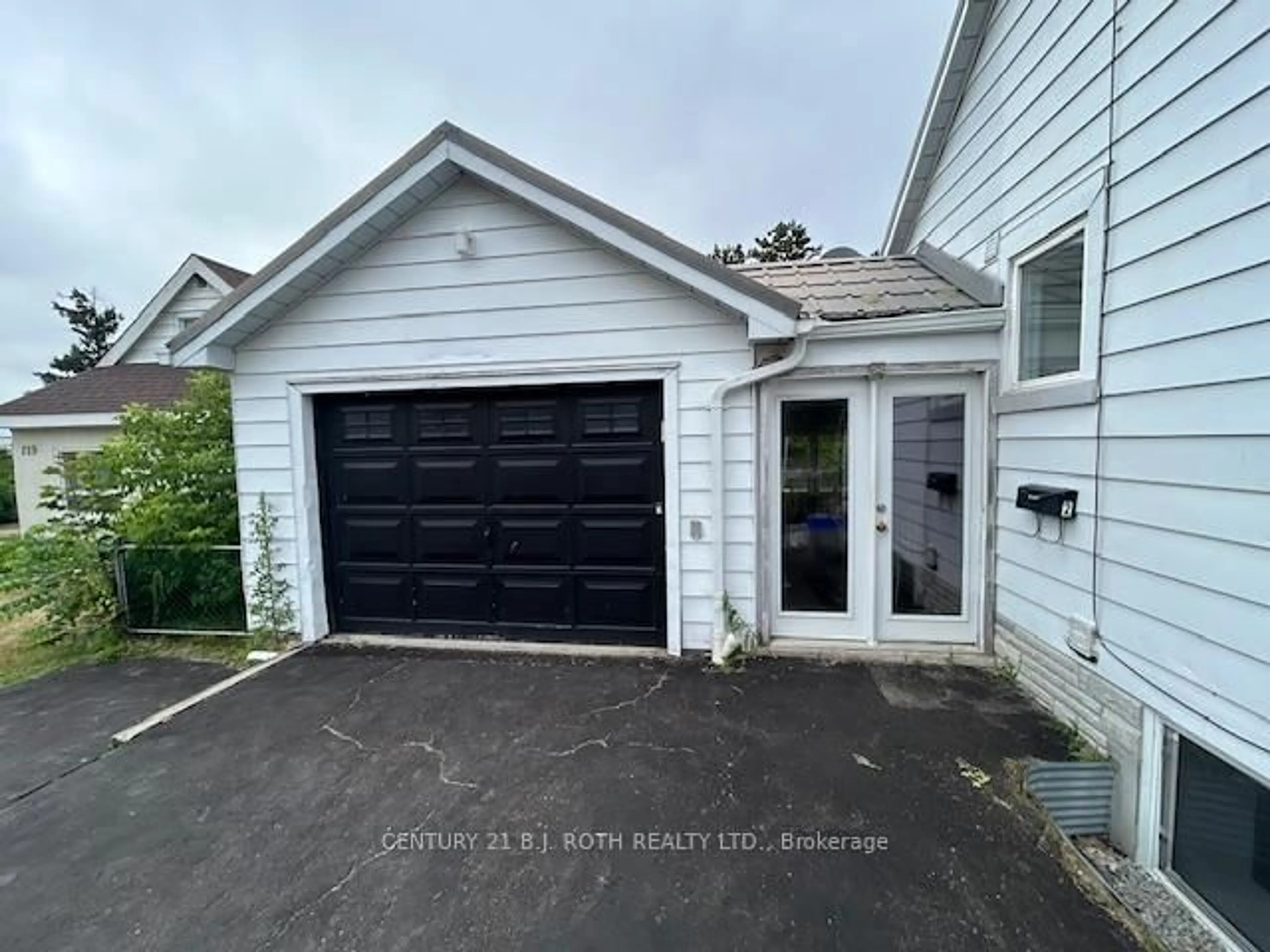 Indoor garage for 121 Cumberland St, Barrie Ontario L4N 2P8