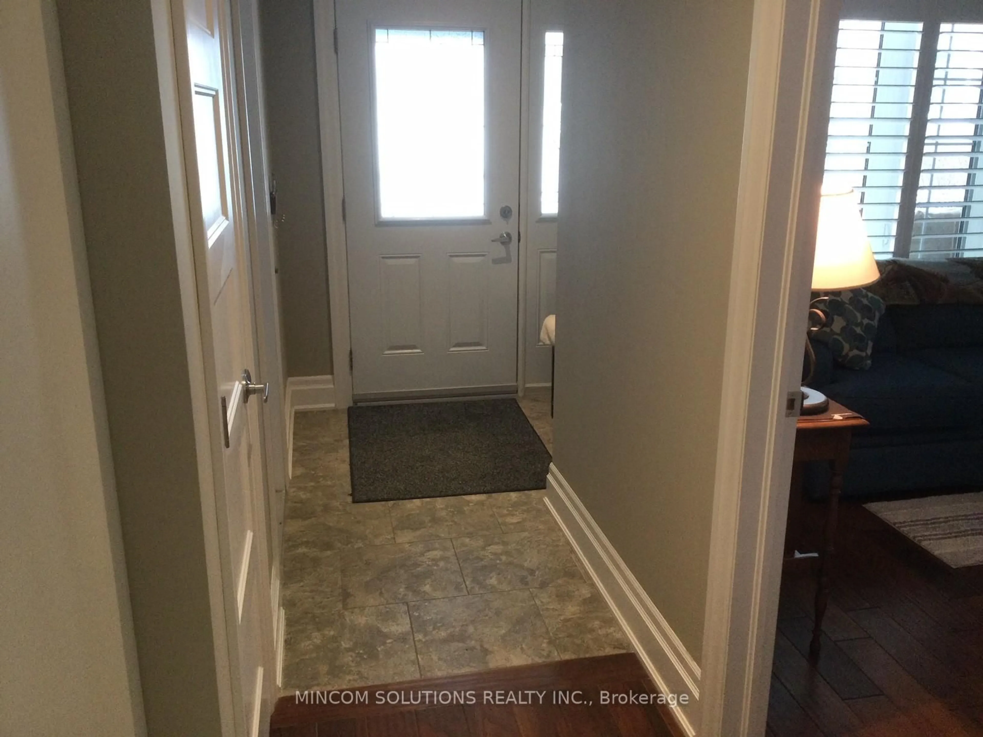 Indoor entryway for 92 CLOVER Cres, Wasaga Beach Ontario L9Z 0G4