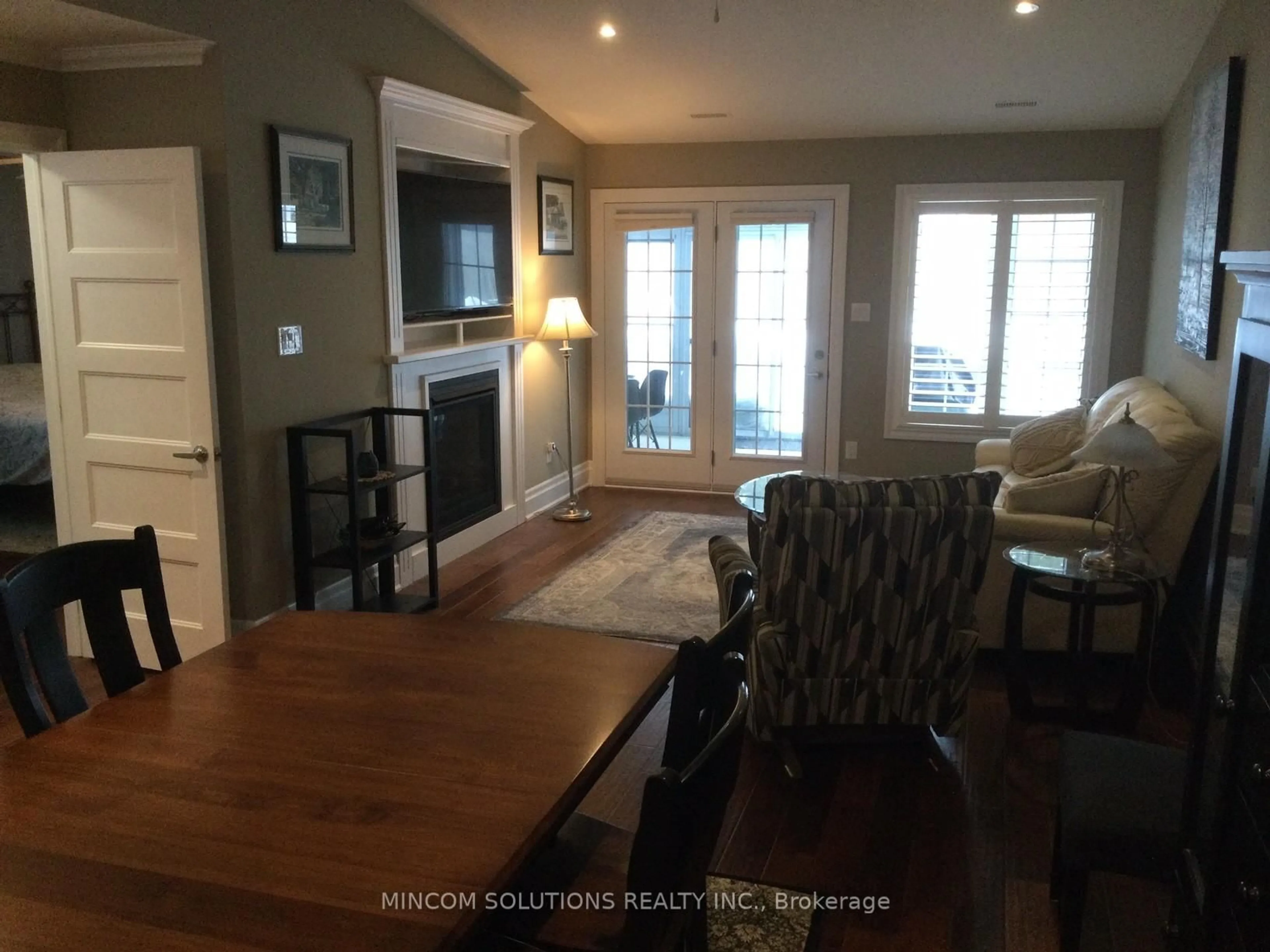 Living room with furniture, wood/laminate floor for 92 CLOVER Cres, Wasaga Beach Ontario L9Z 0G4
