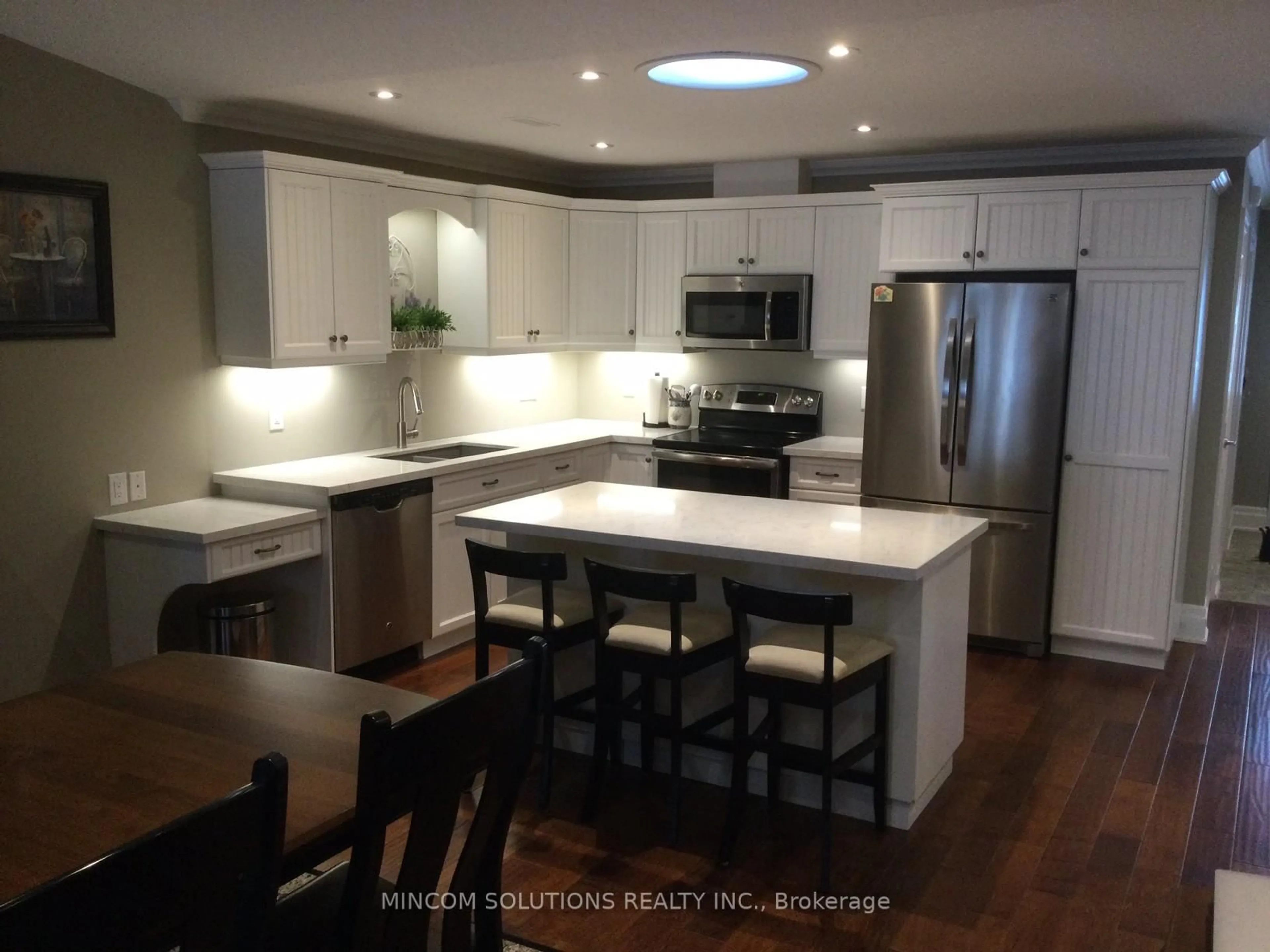 Open concept kitchen, wood/laminate floor for 92 CLOVER Cres, Wasaga Beach Ontario L9Z 0G4