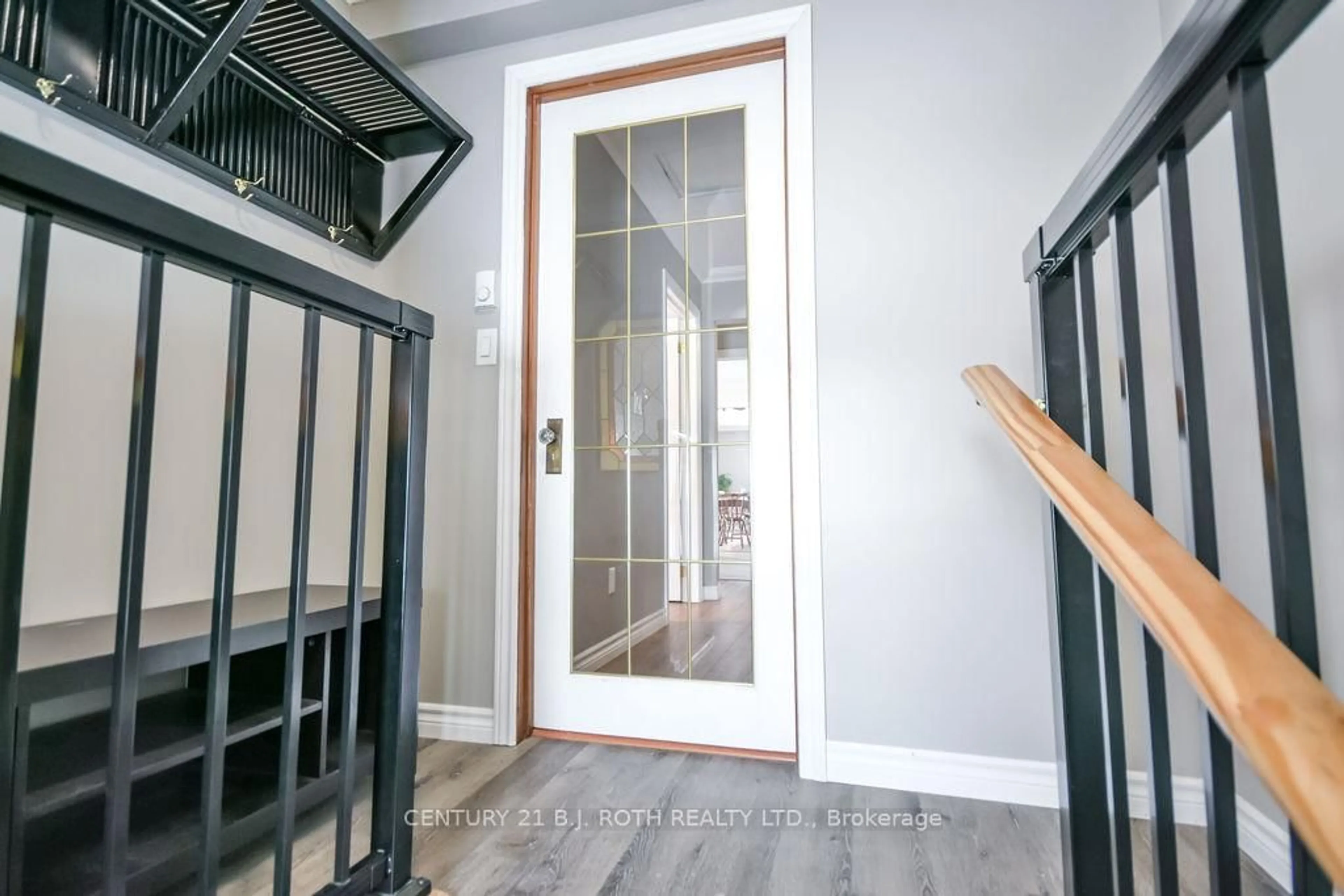 Indoor entryway for 22 Sheppard St, Severn Ontario L0K 1E0