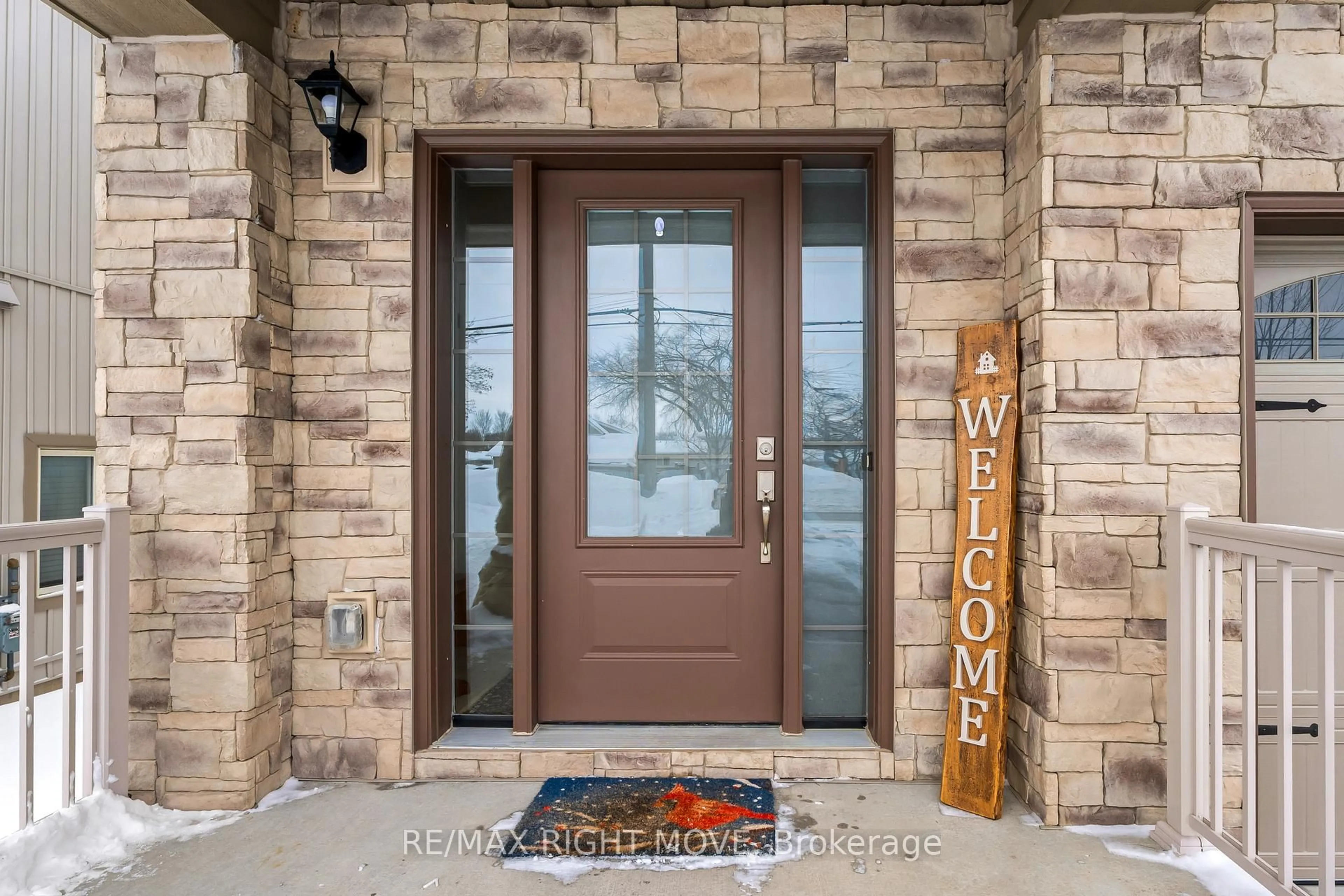 Indoor entryway for 246 James St #A, Orillia Ontario L3V 8K9