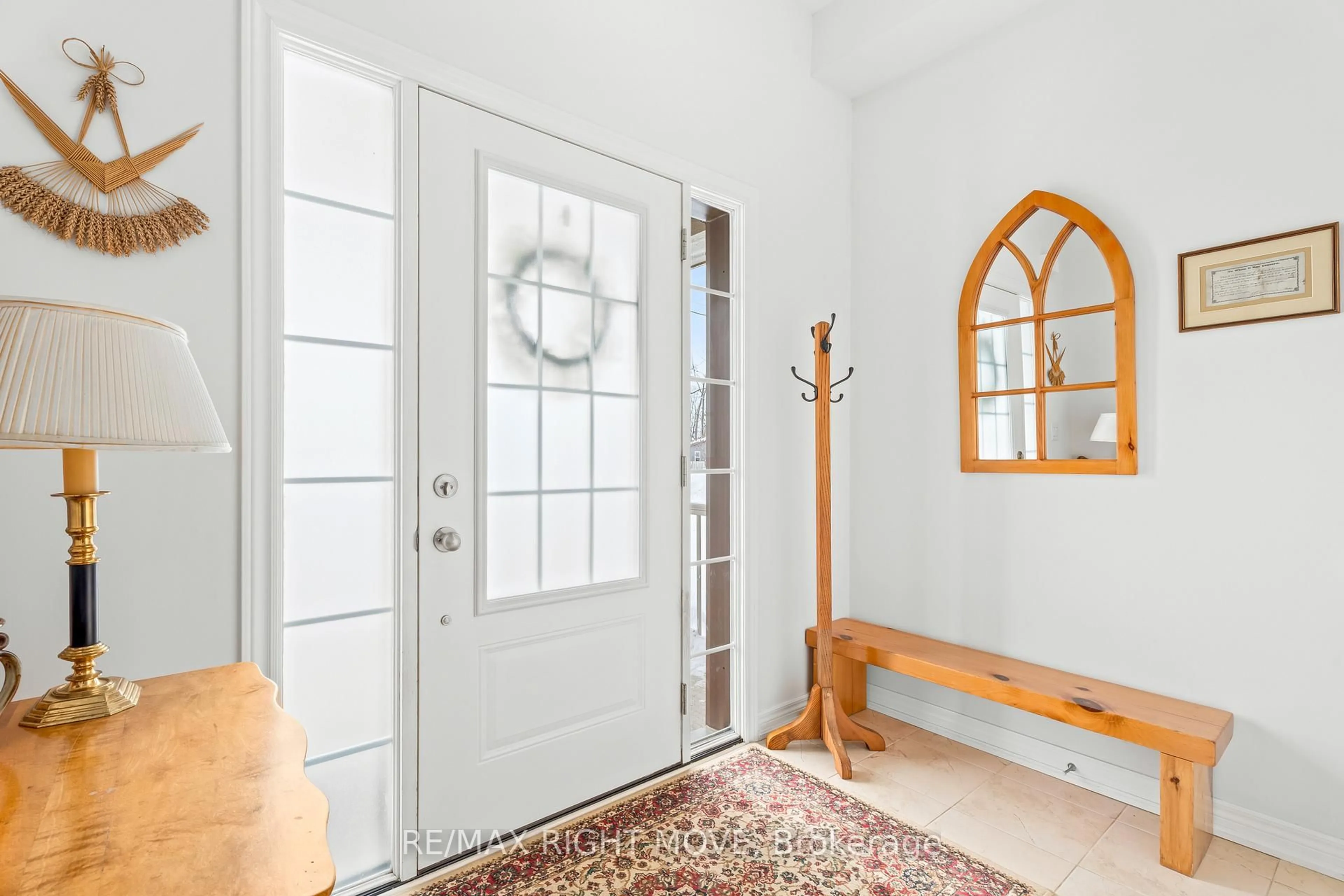 Indoor entryway for 246 James St #A, Orillia Ontario L3V 8K9